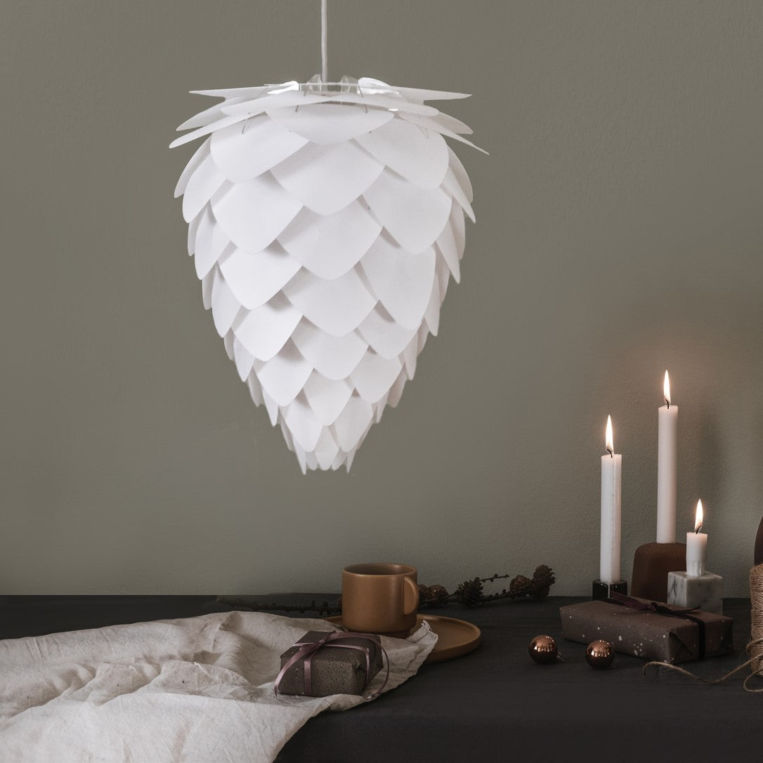 Elegante Conia Pendellampe in Weiß, stilvoller Lampenschirm von Umage, ideal für moderne Wohnräume und stimmungsvolle Beleuchtung.