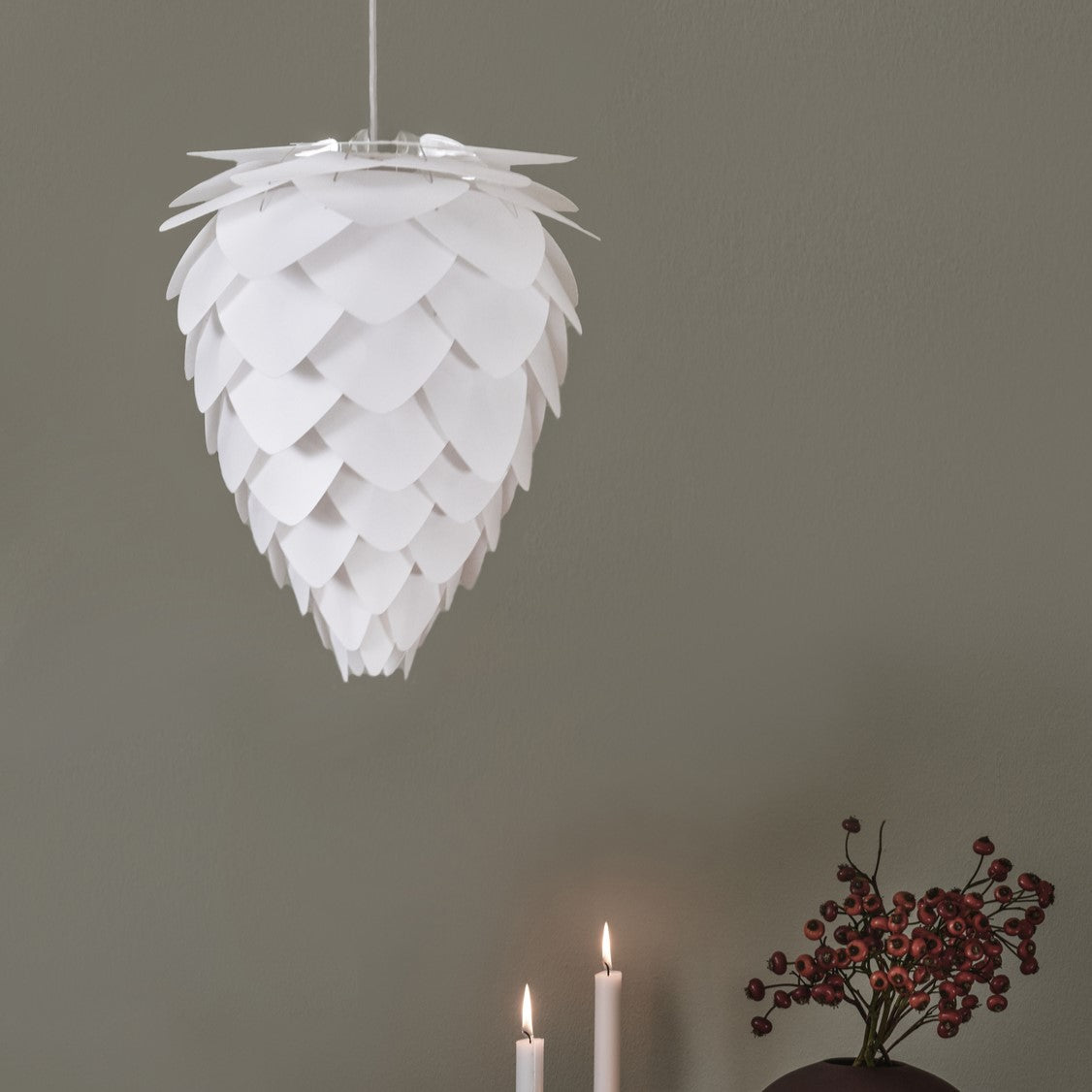 Conia Pendellampe in White präsentiert im Onlineshop von KAQTU Design AG. Lampenschirm ist von Umage