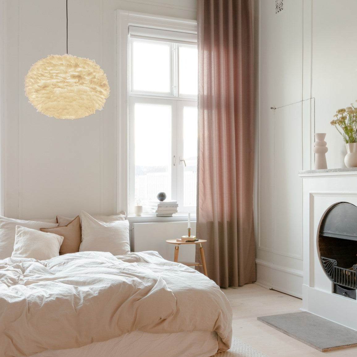 Hochwertiger Eos Lampenschirm von Umage in reinem Weiß, perfekt für moderne Innenräume und schafft eine warme, gemütliche Atmosphäre.