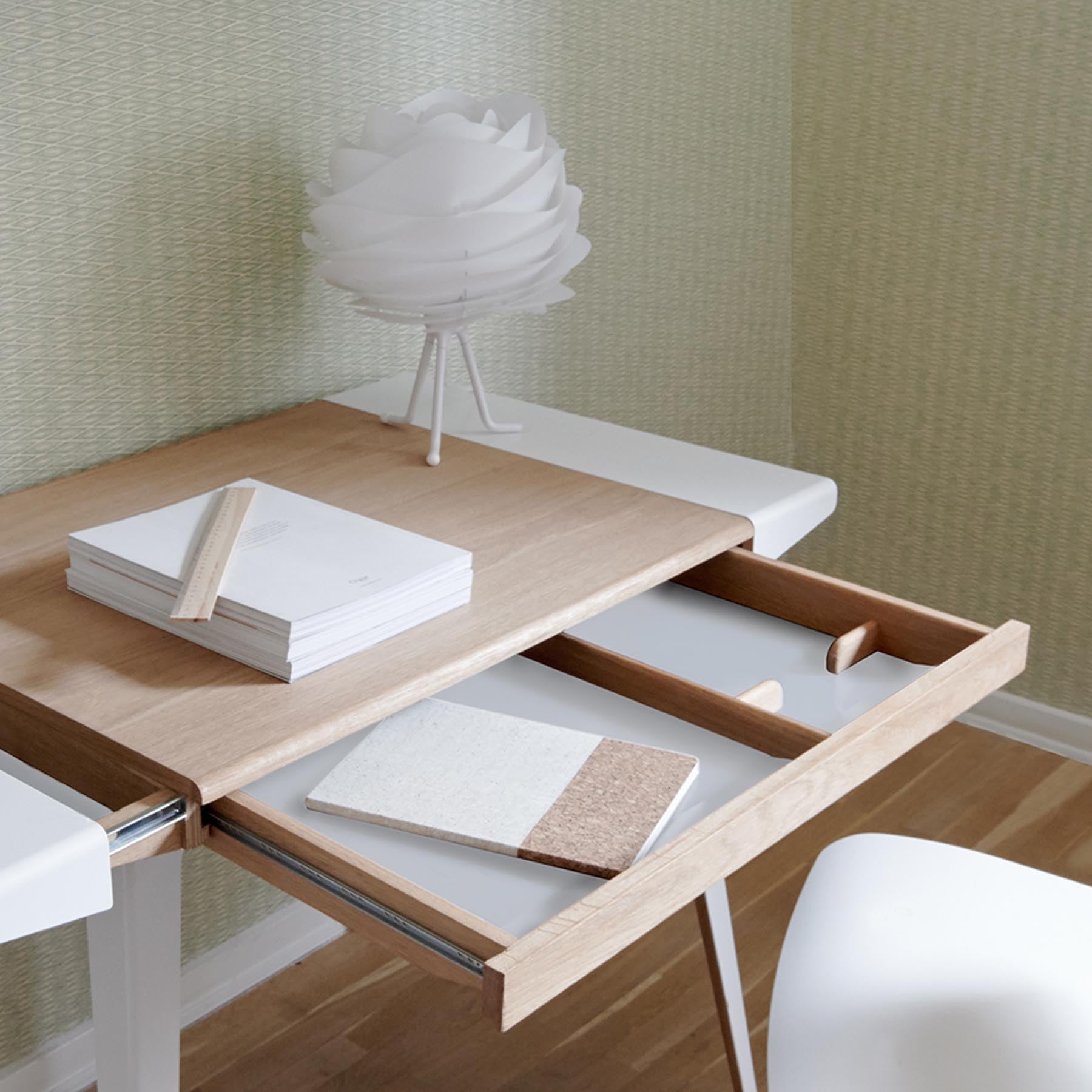 Eleganter Carmina Lampenschirm in strahlendem Weiß, ideal für stilvolle Beleuchtung und moderne Wohnräume.