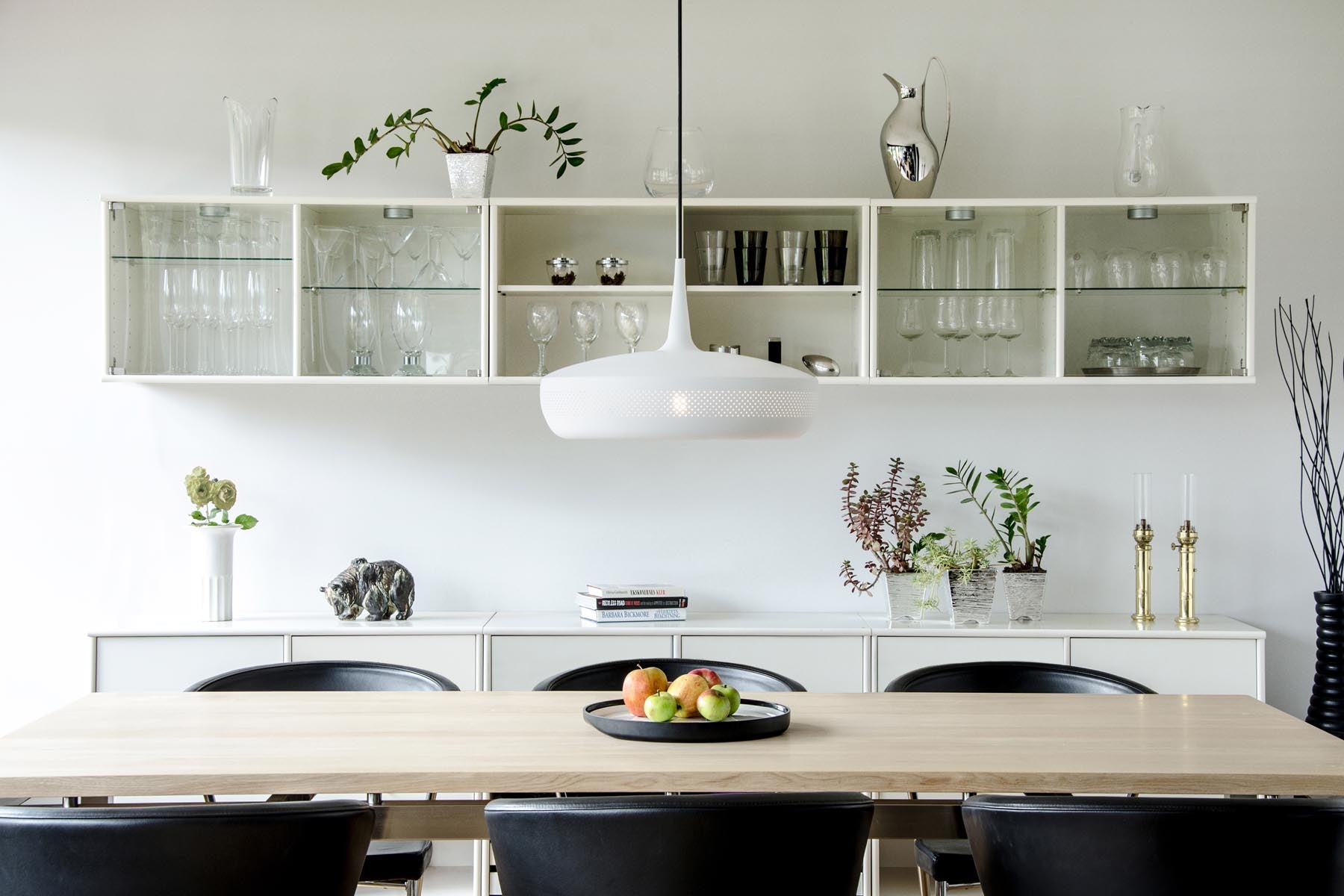 Moderner Clava Dine Lampenschirm in elegantem Mattweiß, perfekt für kreative Pendelleuchten und stilvolle Raumgestaltung von Umage.