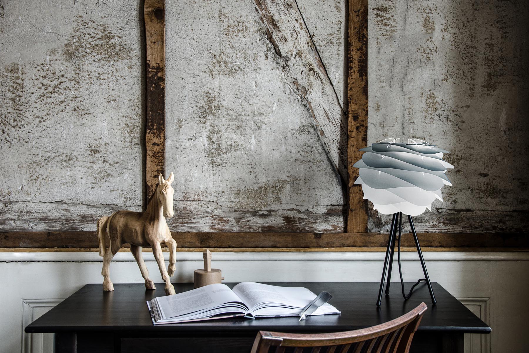 Eleganter Carmina Lampenschirm in stilvollem Grau von Umage, ideal für eine harmonische Atmosphäre und kreative Lichtgestaltung.