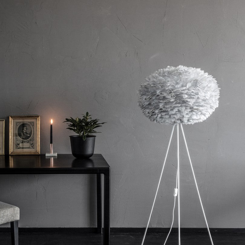 Eleganter Eos Lampenschirm in sanftem Hellgrau, ideal für stimmungsvolle Beleuchtung und zeitgemäße Wohnräume.
