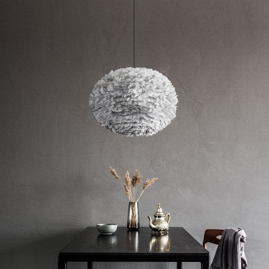 Stylischer Eos Lampenschirm in zartem Hellgrau, perfekt für eine gemütliche Atmosphäre und modernes Interieur.
