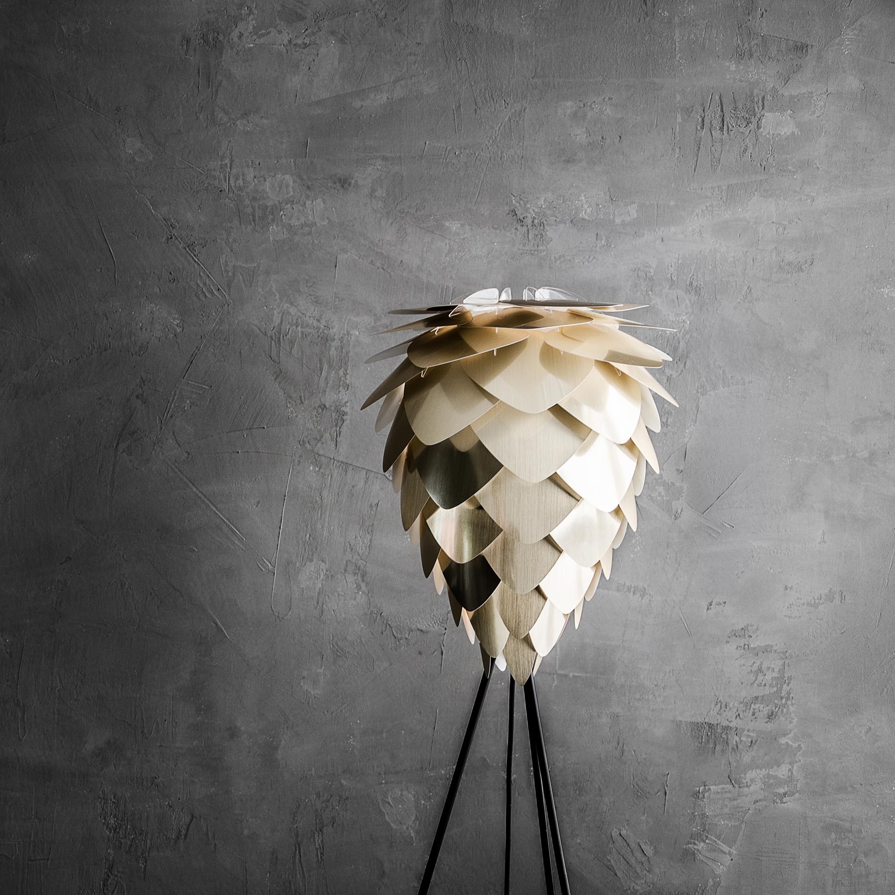 Stilvolle Conia Pendellampe mit modernem Design in gebürstetem Messing, perfekt für eine elegante Raumbeleuchtung.