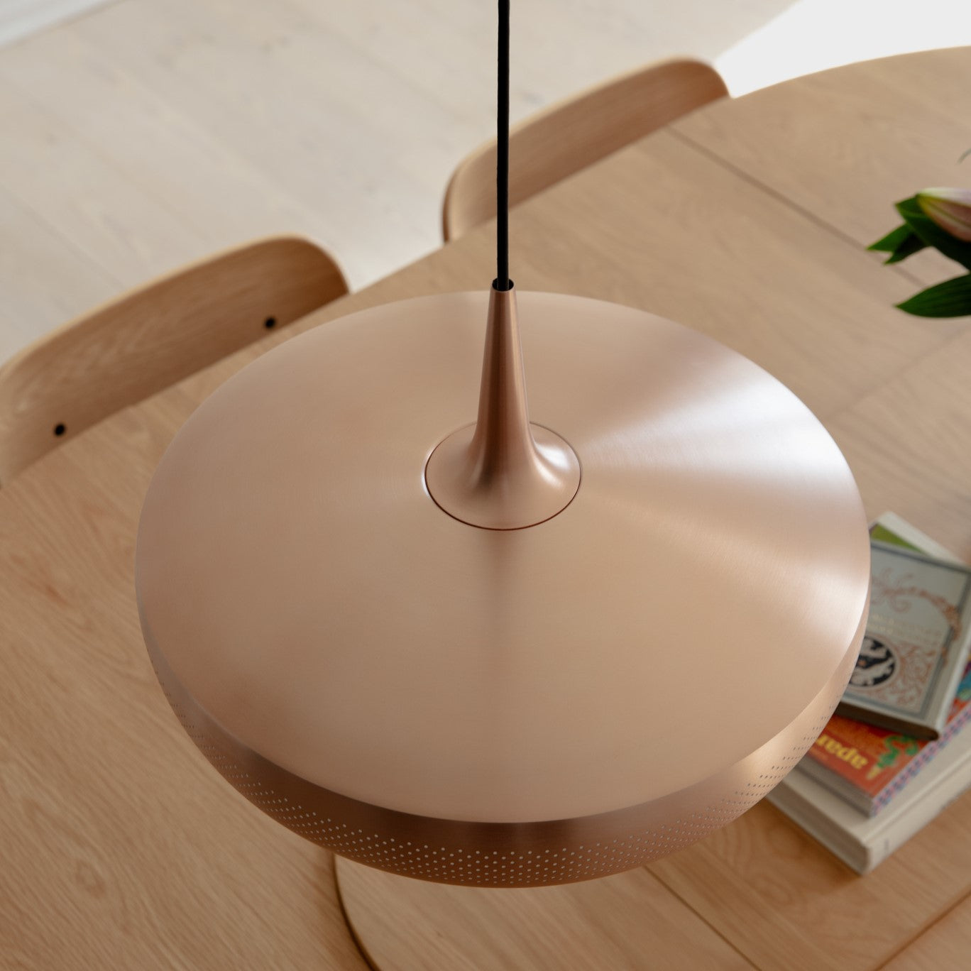 Eleganter Clava Dine Lampenschirm von Umage in gebürstetem Kupfer, ideal für stilvolle Pendelleuchten und zeitgemäße Wohnräume.