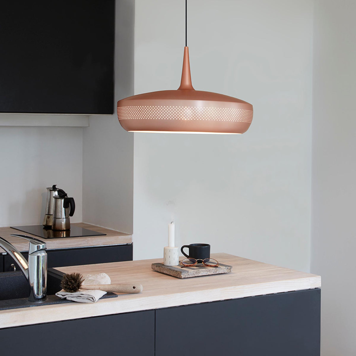 Clava Dine Lampenschirm in Brushed Copper präsentiert im Onlineshop von KAQTU Design AG. Pendelleuchte ist von Umage