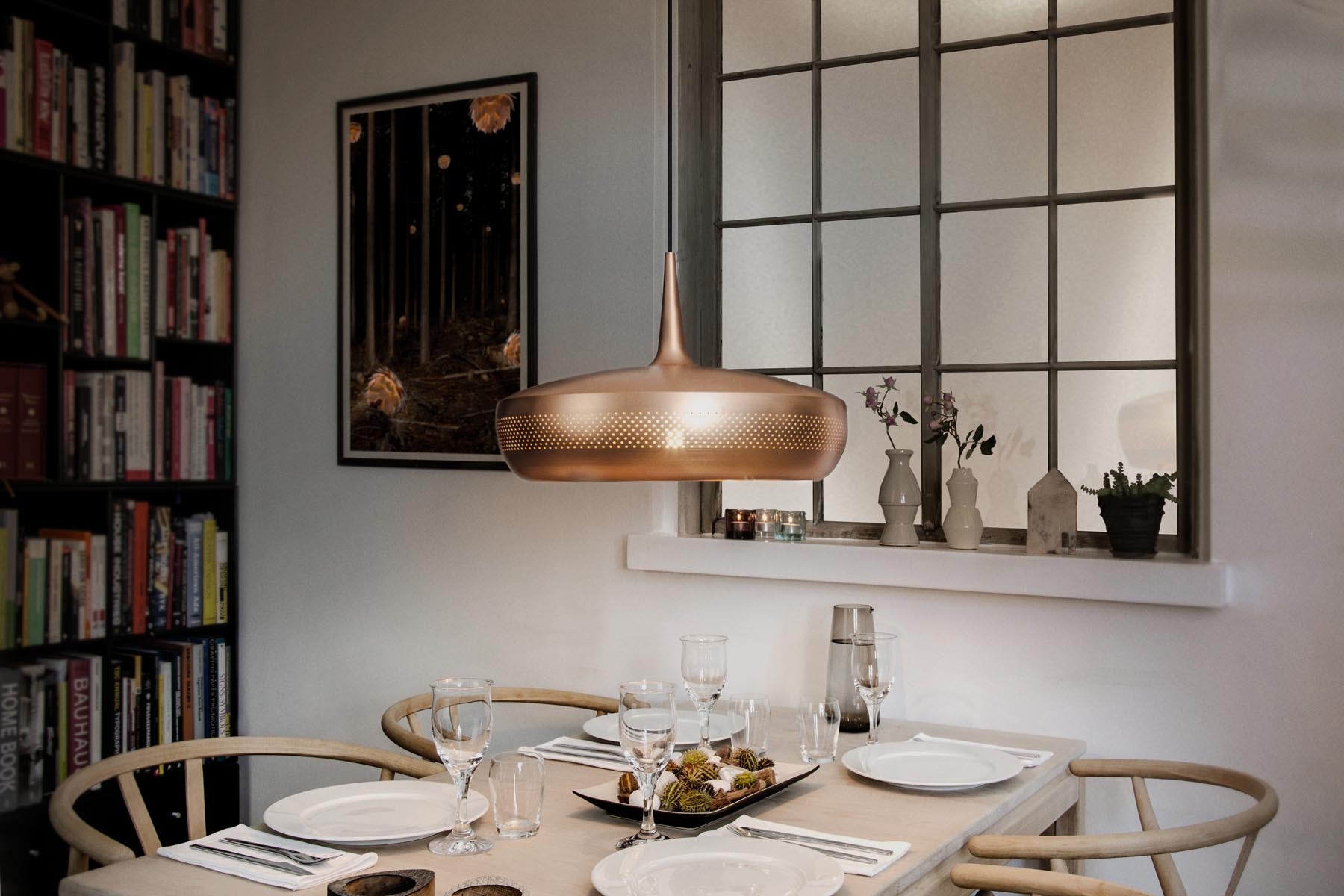 Eleganter Clava Dine Lampenschirm von Umage in hochwertigem gebürstetem Kupfer, ideal für eine gemütliche und moderne Atmosphäre.