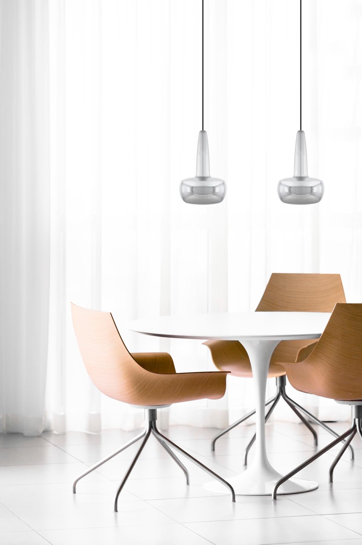 Eleganter Clava Lampenschirm von Umage aus robustem Stahl, ideal für eine moderne Raumgestaltung und stimmungsvolle Beleuchtung.