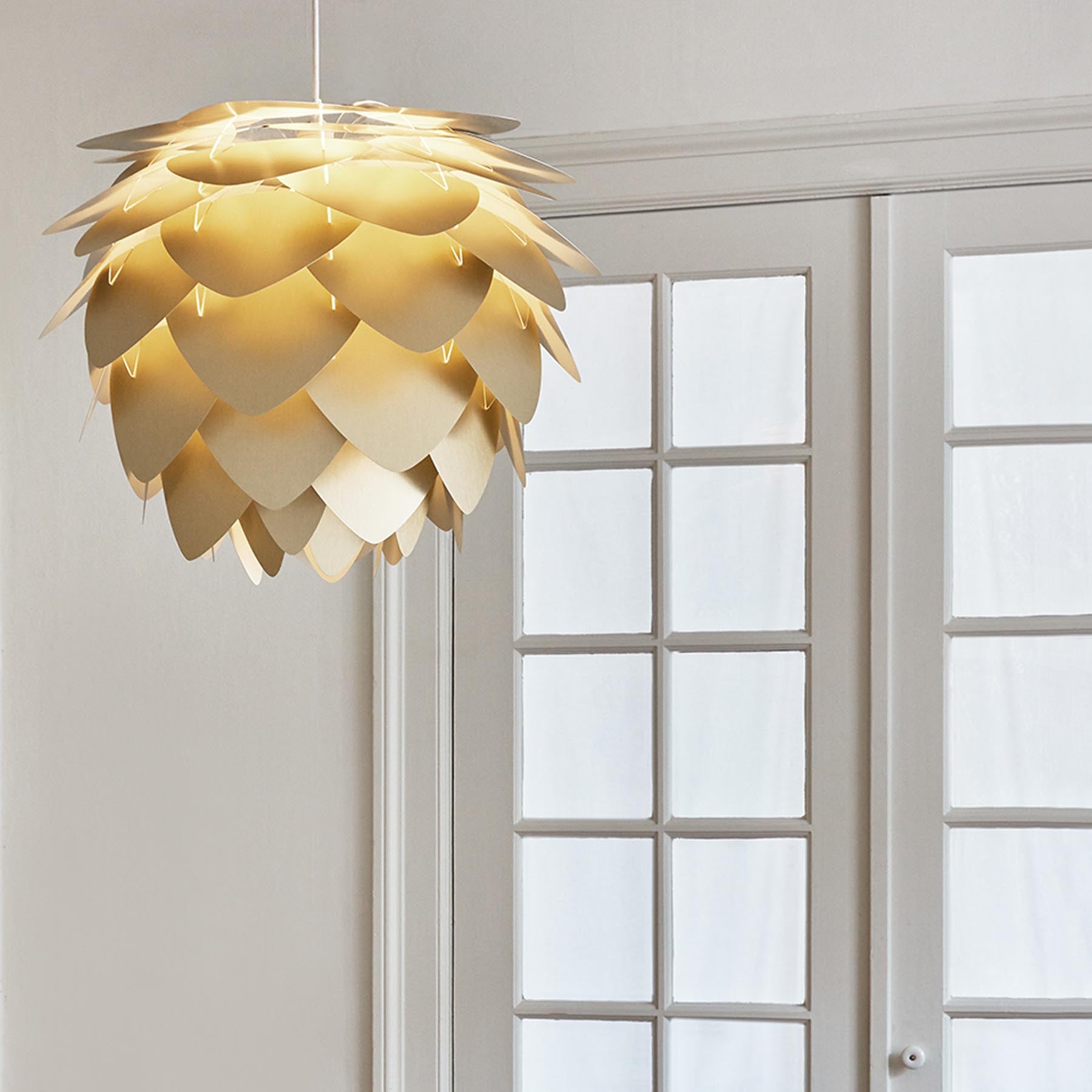 Eleganter Aluvia Medium Lampenschirm aus gebürstetem Messing, ideal für eine moderne und geschmackvolle Beleuchtung in jedem Raum.