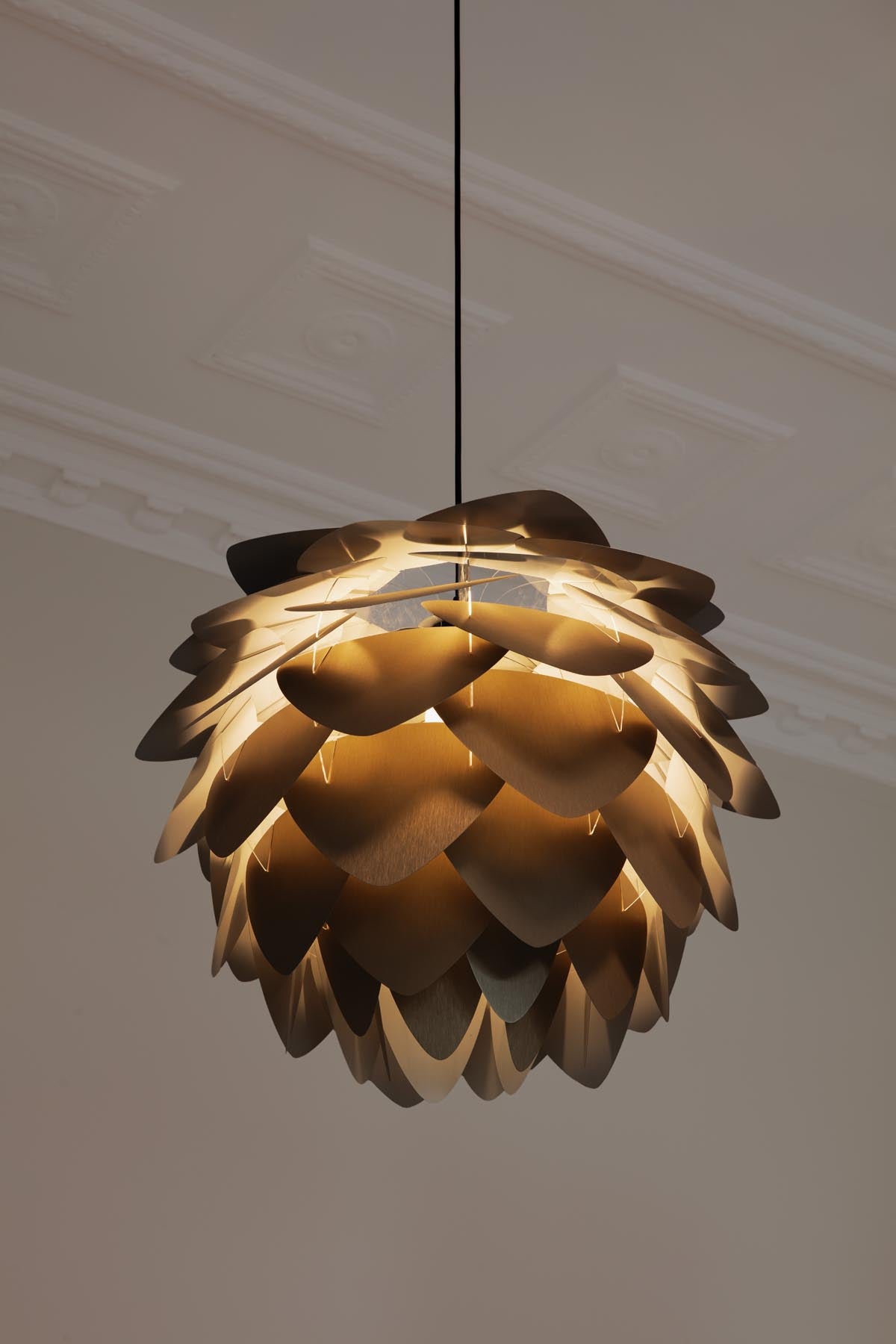 Aluvia Medium Lampenschirm in Brushed Brass präsentiert im Onlineshop von KAQTU Design AG. Lampenschirm ist von Umage