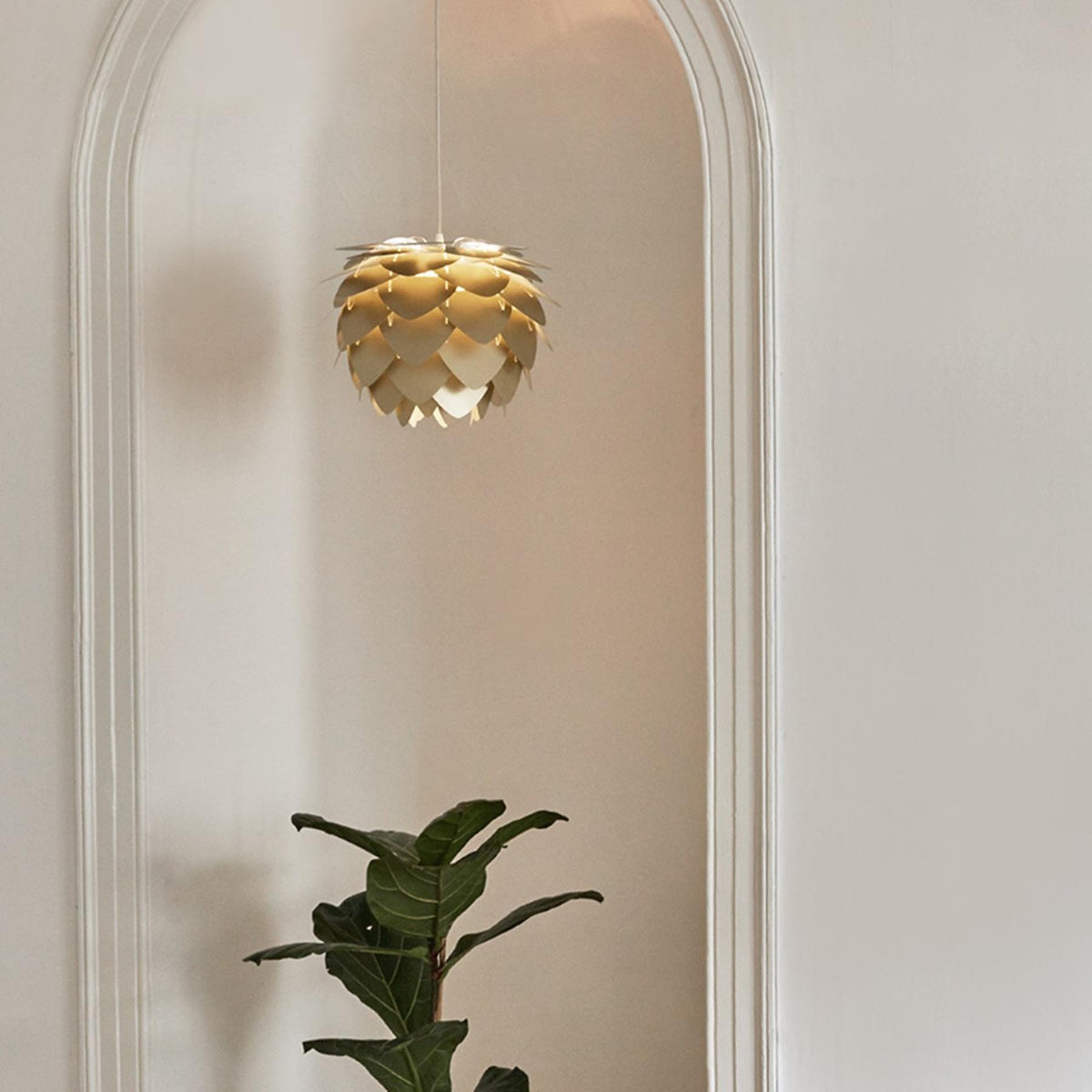 Aluvia Mini Lampenschirm in Brushed Brass präsentiert im Onlineshop von KAQTU Design AG. Lampenschirm ist von Umage