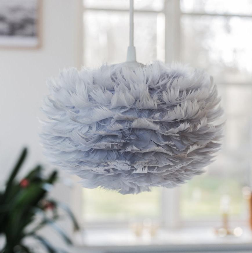 Der Eos Lampenschirm von Umage in strahlendem Weiß vereint modernes skandinavisches Design mit einer warmen, einladenden Lichtstimmung.