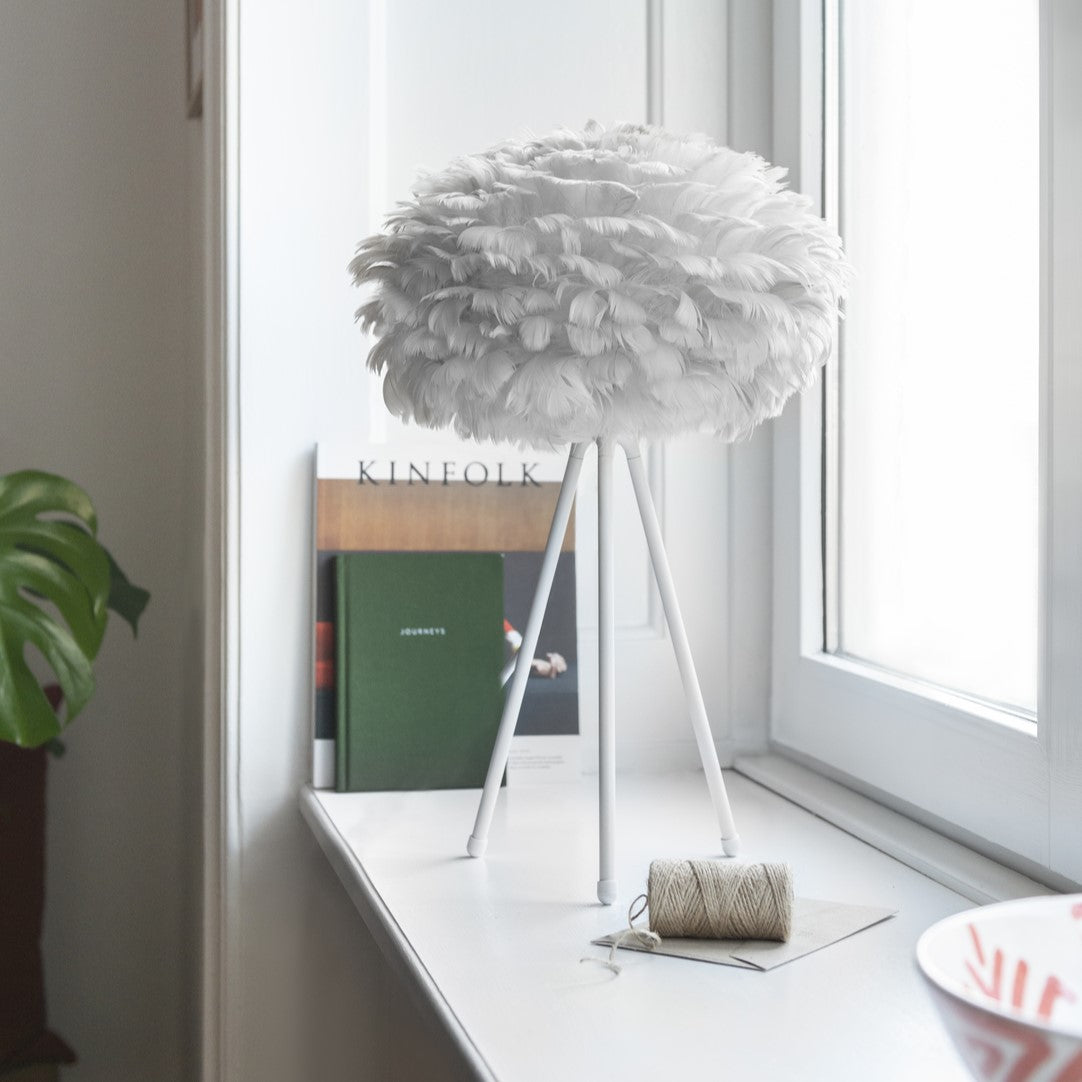Luftiger Eos Lampenschirm von Umage in strahlendem Weiß, perfekt für eine moderne und einladende Atmosphäre in jedem Raum.