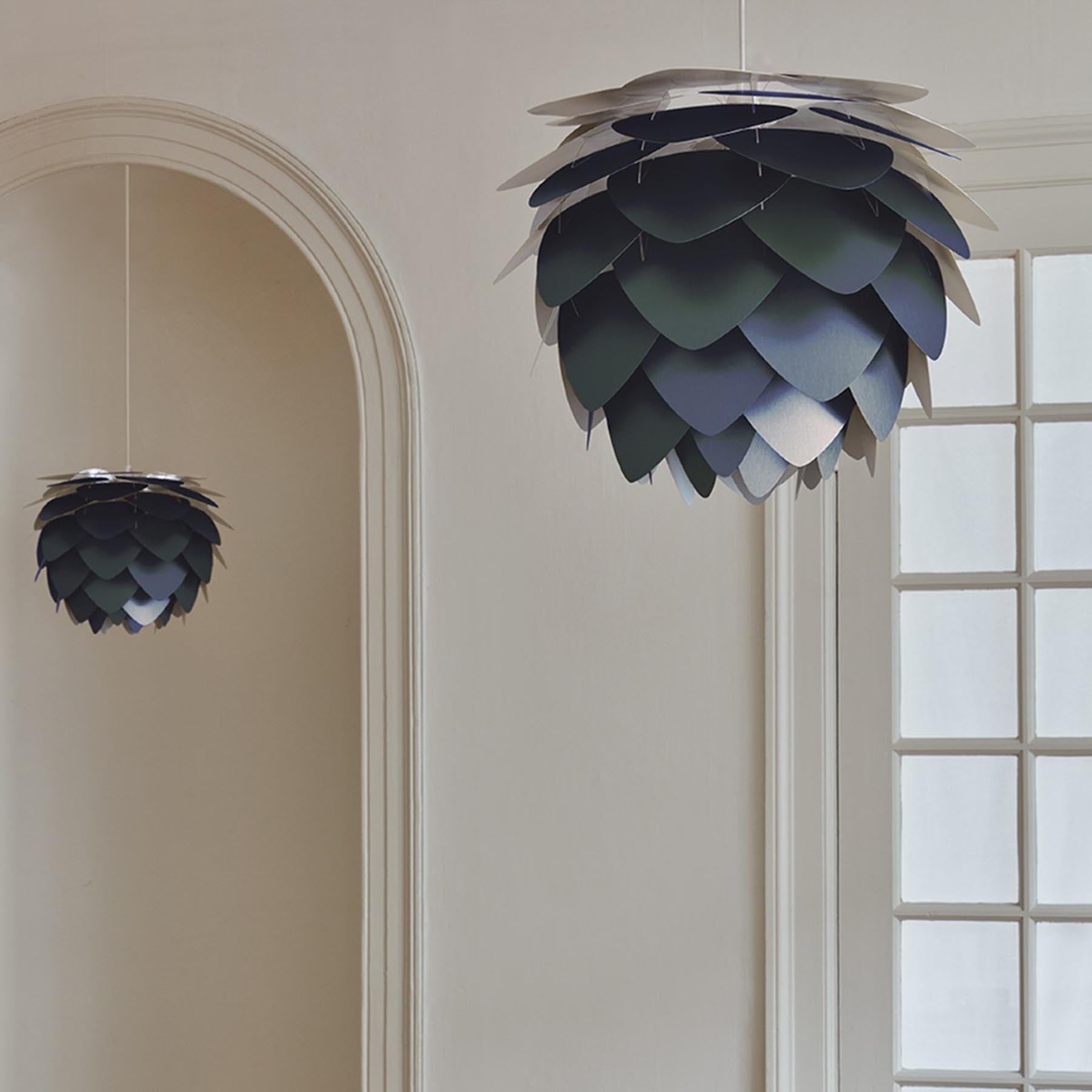 Eleganter Aluvia Medium Lampenschirm in Anthrazitgrau, stilvoll inszeniert für modernes Wohndesign, erhältlich bei KAQTU Design AG.