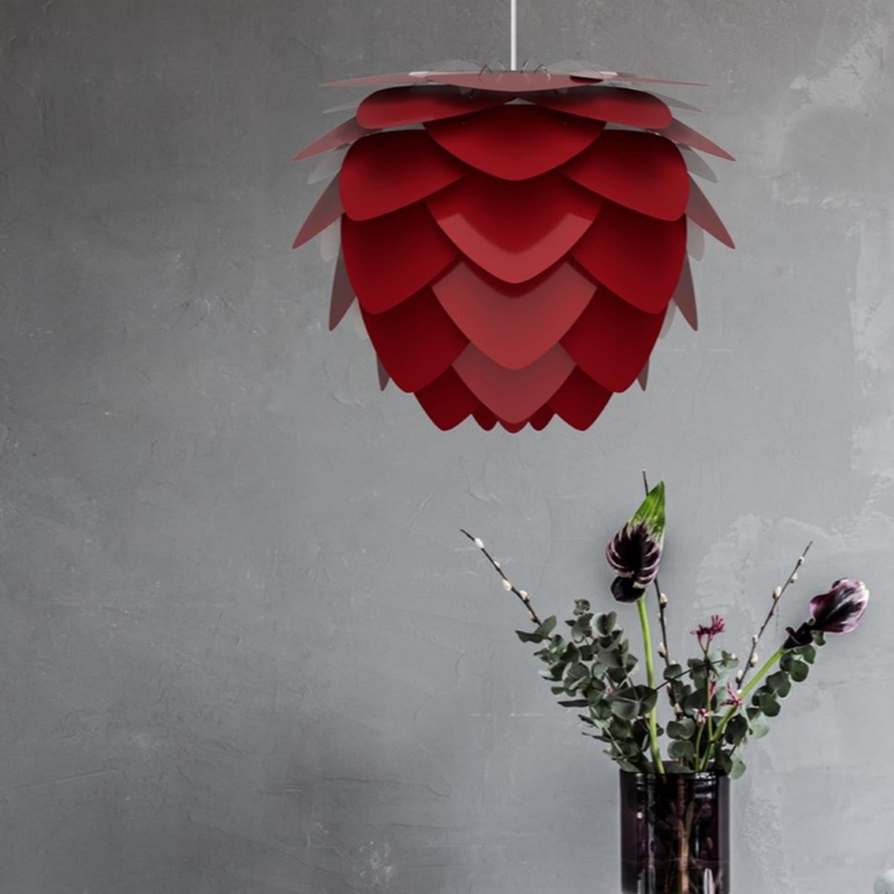 Eleganter Aluvia Medium Lampenschirm in Ruby Red, stilvoll inszeniert und ideal für moderne Wohnräume, erhältlich bei KAQTU Design AG.