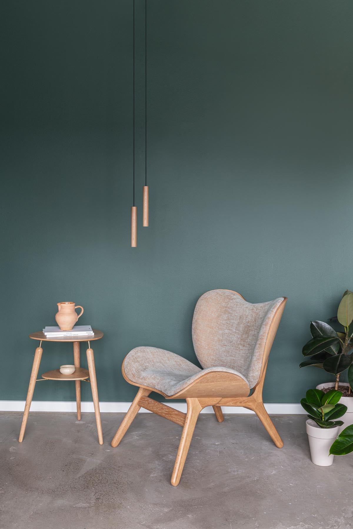 Elegante Chimes Pendellampe aus Eichenholz, die mit ihrem minimalistischen Design und warmem Licht jeden Raum aufwertet.