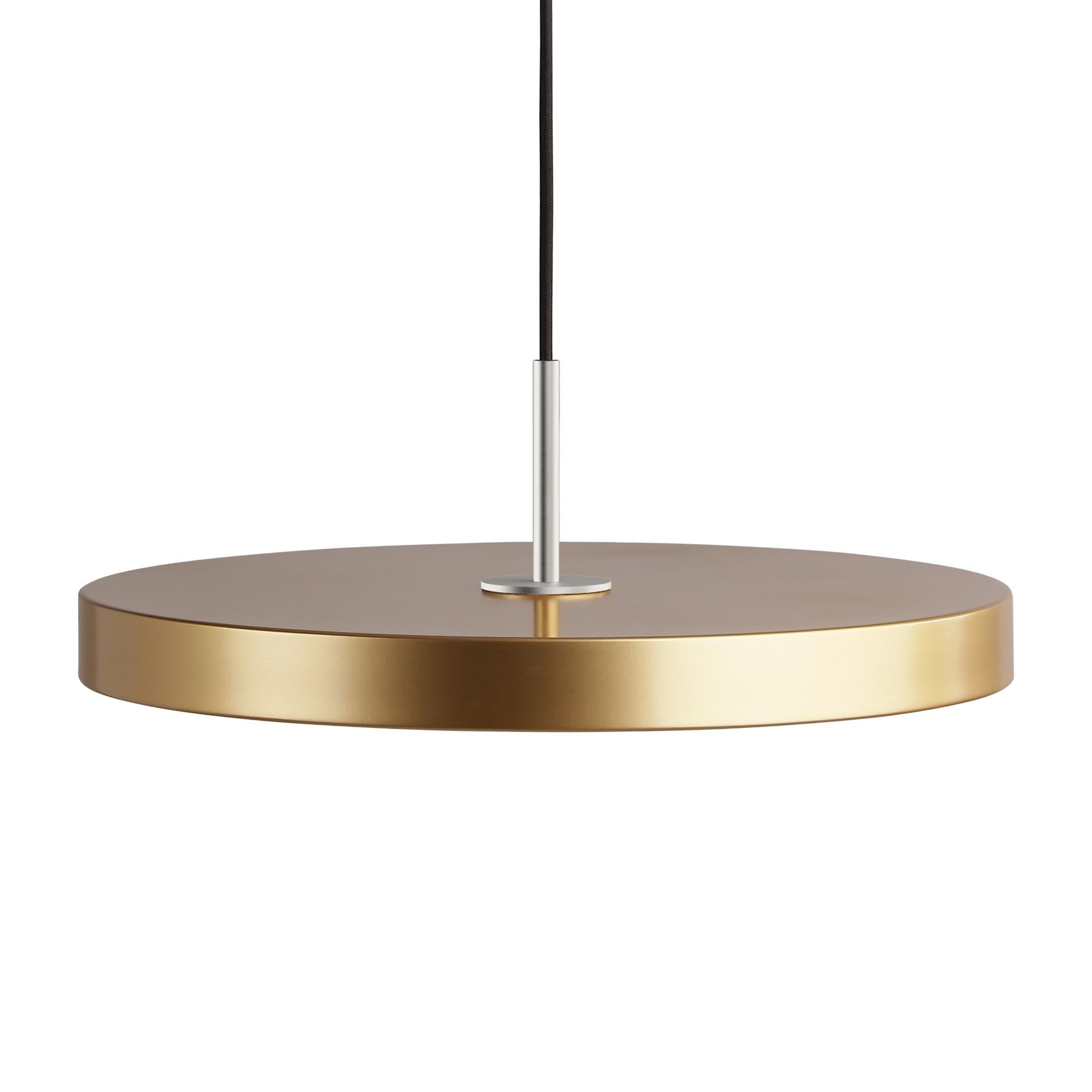 Elegante Asteria Medium Pendellampe in Messing, ideal für stilvolle Innenräume. Hochwertige Pendelleuchte von Umage für modernes Design.