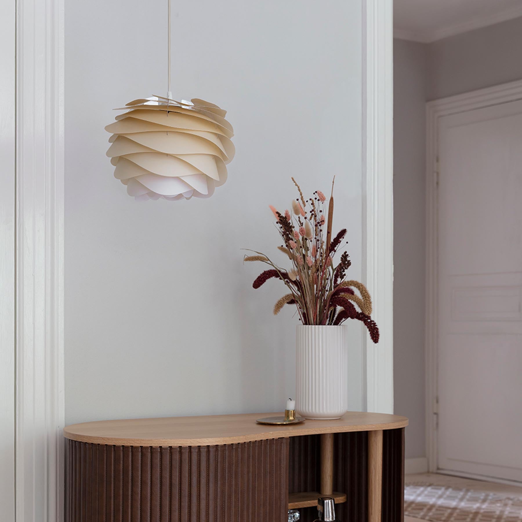 Eleganter Carmina Lampenschirm von Umage in sanften Dunes-Tönen, ideal für stilvolle Beleuchtung und gemütliche Atmosphäre.