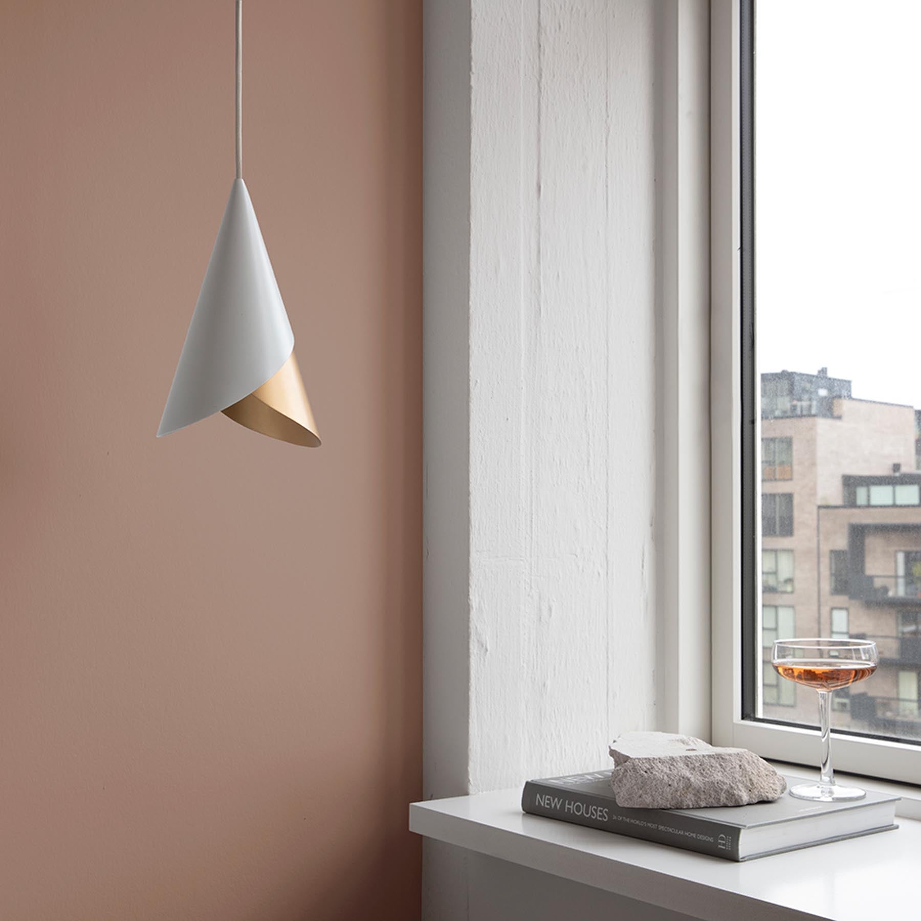 Eleganter Cornet Lampenschirm in Weiß und Messing, ideal für stilvolle Beleuchtung und moderne Wohnräume.