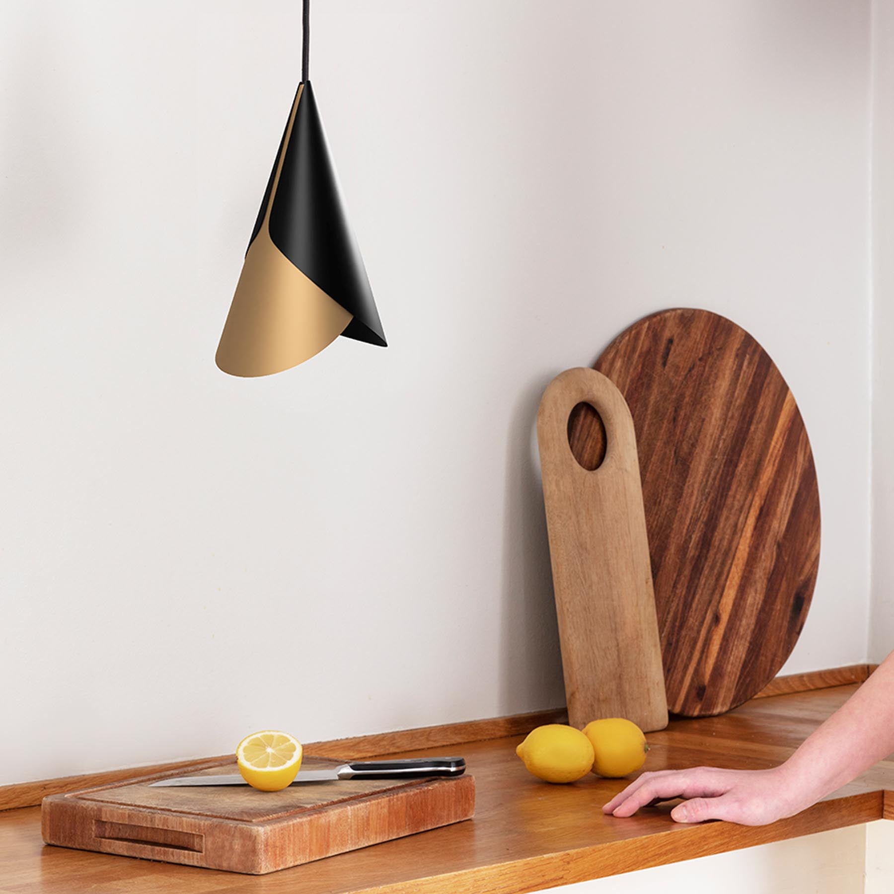 Stilvoller Cornet Lampenschirm in edlem Schwarz und glänzendem Messing, perfekt für eine moderne und elegante Raumgestaltung.