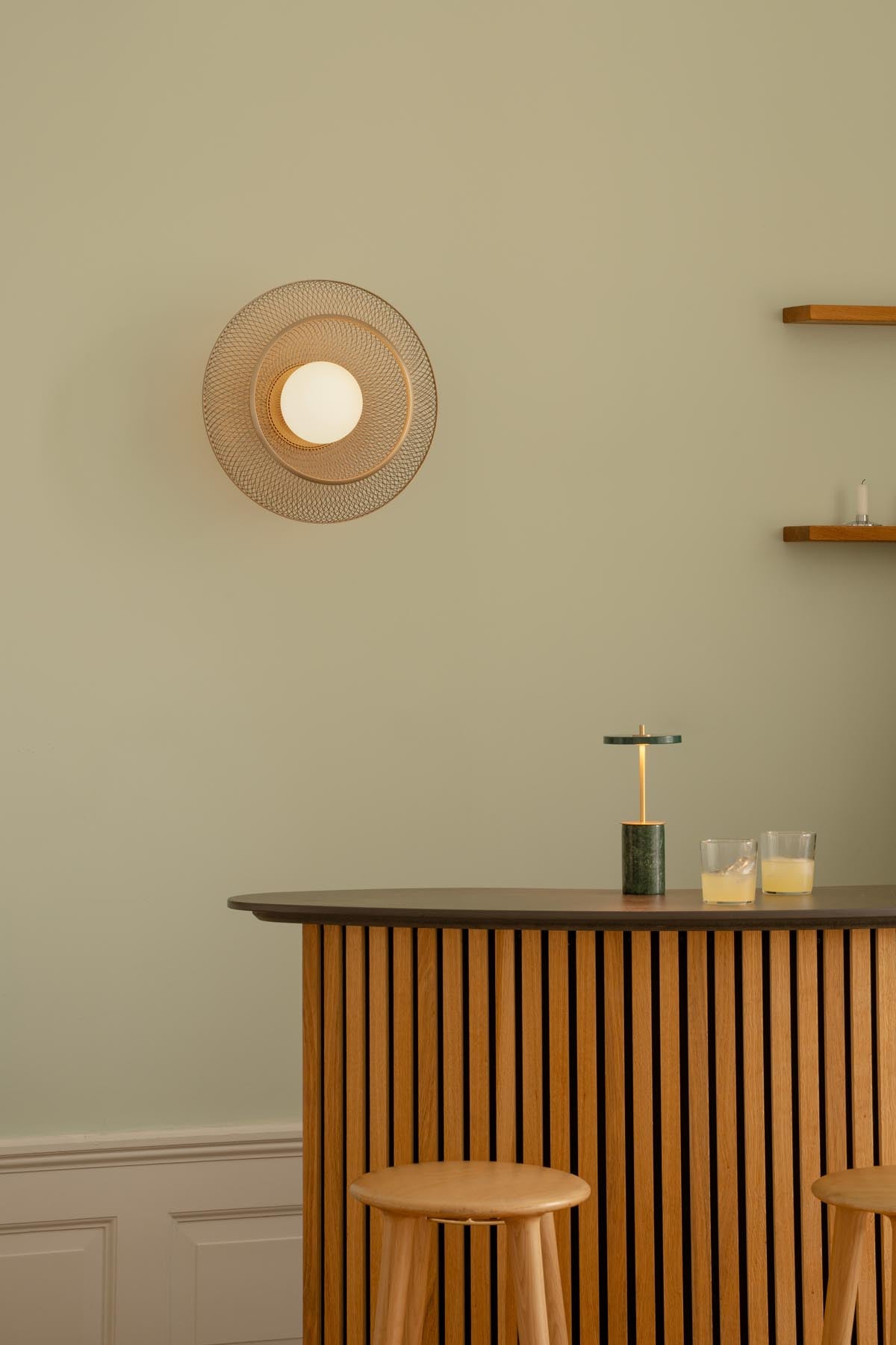 Elegante Faraday Up Wandleuchte von Umage in hochwertigem Messing, ideal für stilvolle Beleuchtung und kreative Raumgestaltung.