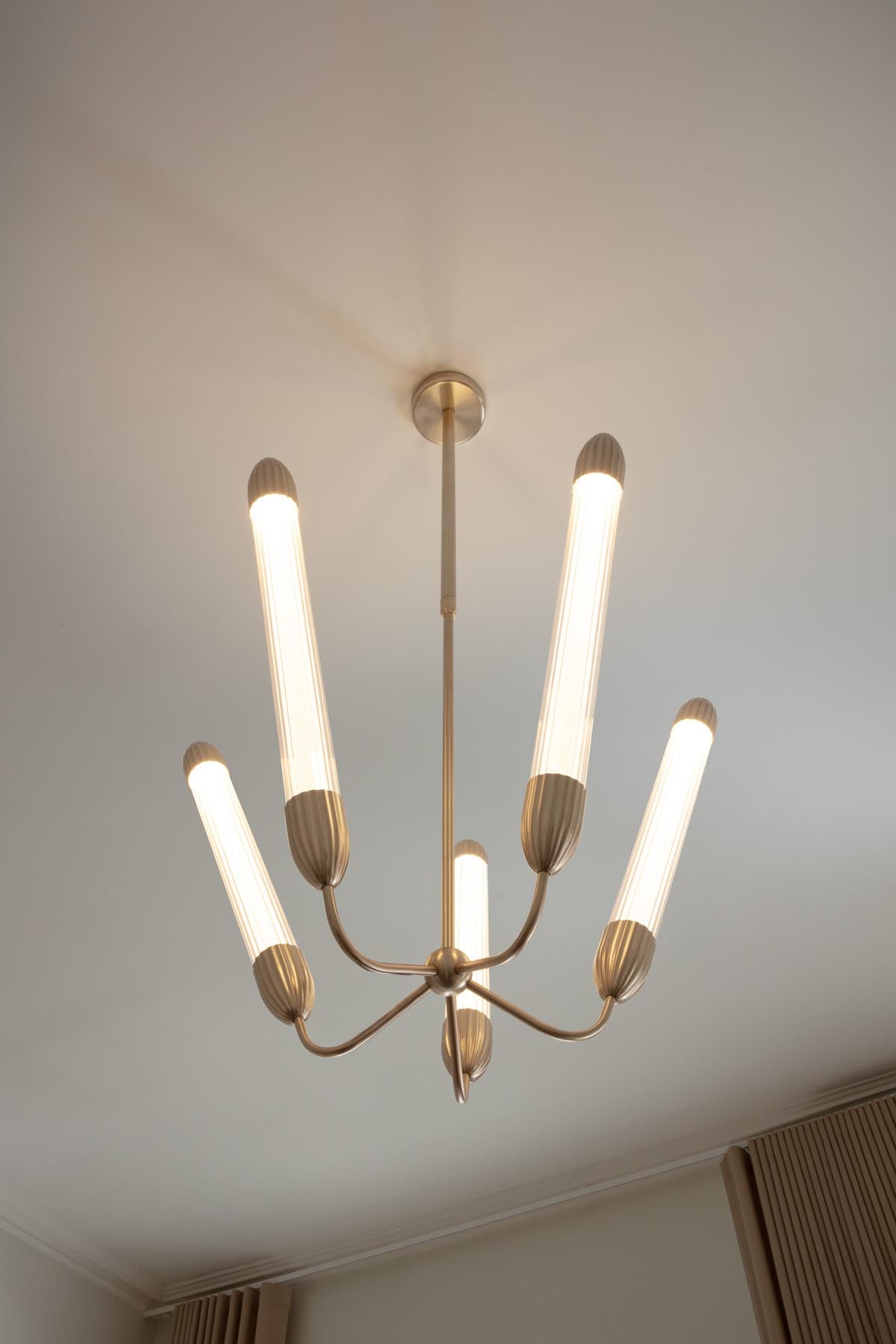 Moderne Lemon Squeeze Double Wandleuchte von Umage, gefertigt aus hochwertigem Messing, perfekt für eine stilvolle Raumgestaltung.