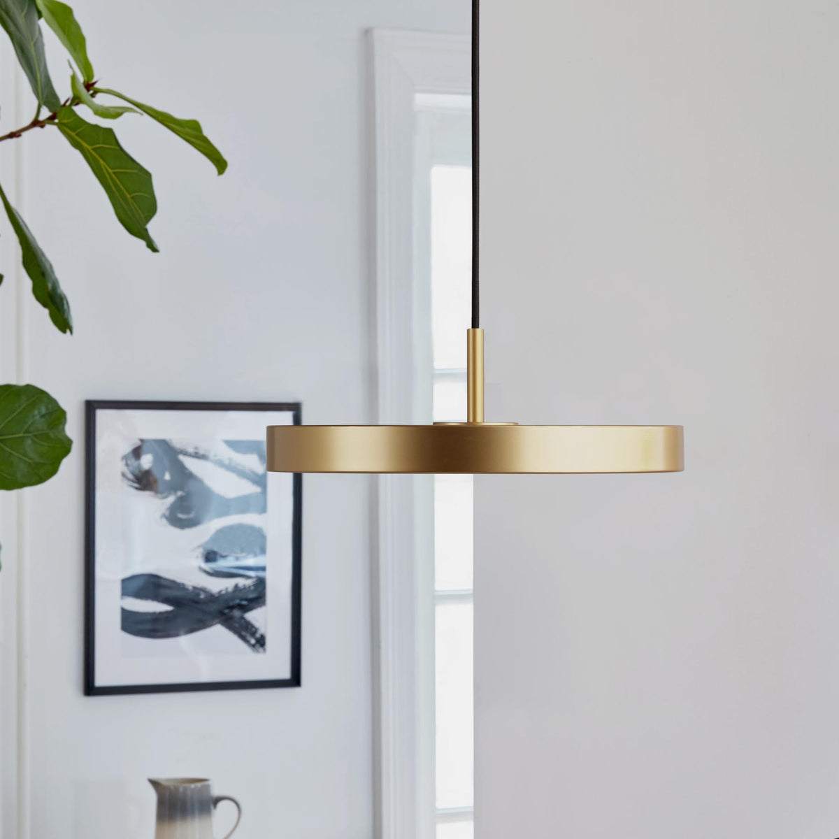 Asteria Mini Pendellampe in Brass präsentiert im Onlineshop von KAQTU Design AG. Pendelleuchte ist von Umage