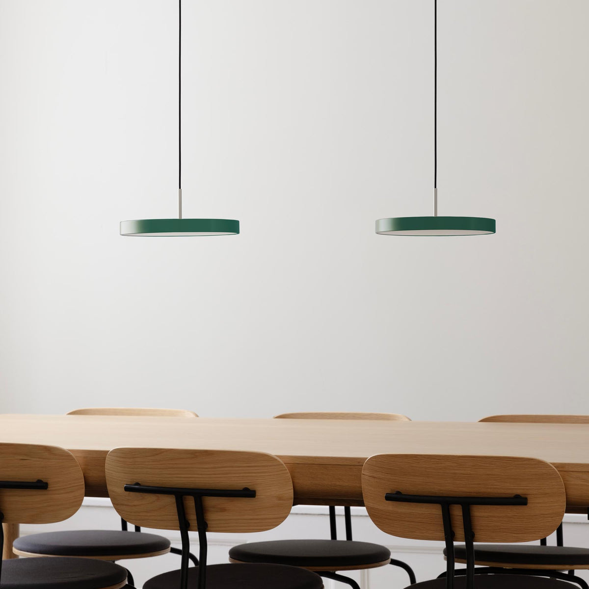Asteria Mini Pendellampe in Forest Green präsentiert im Onlineshop von KAQTU Design AG. Pendelleuchte ist von Umage
