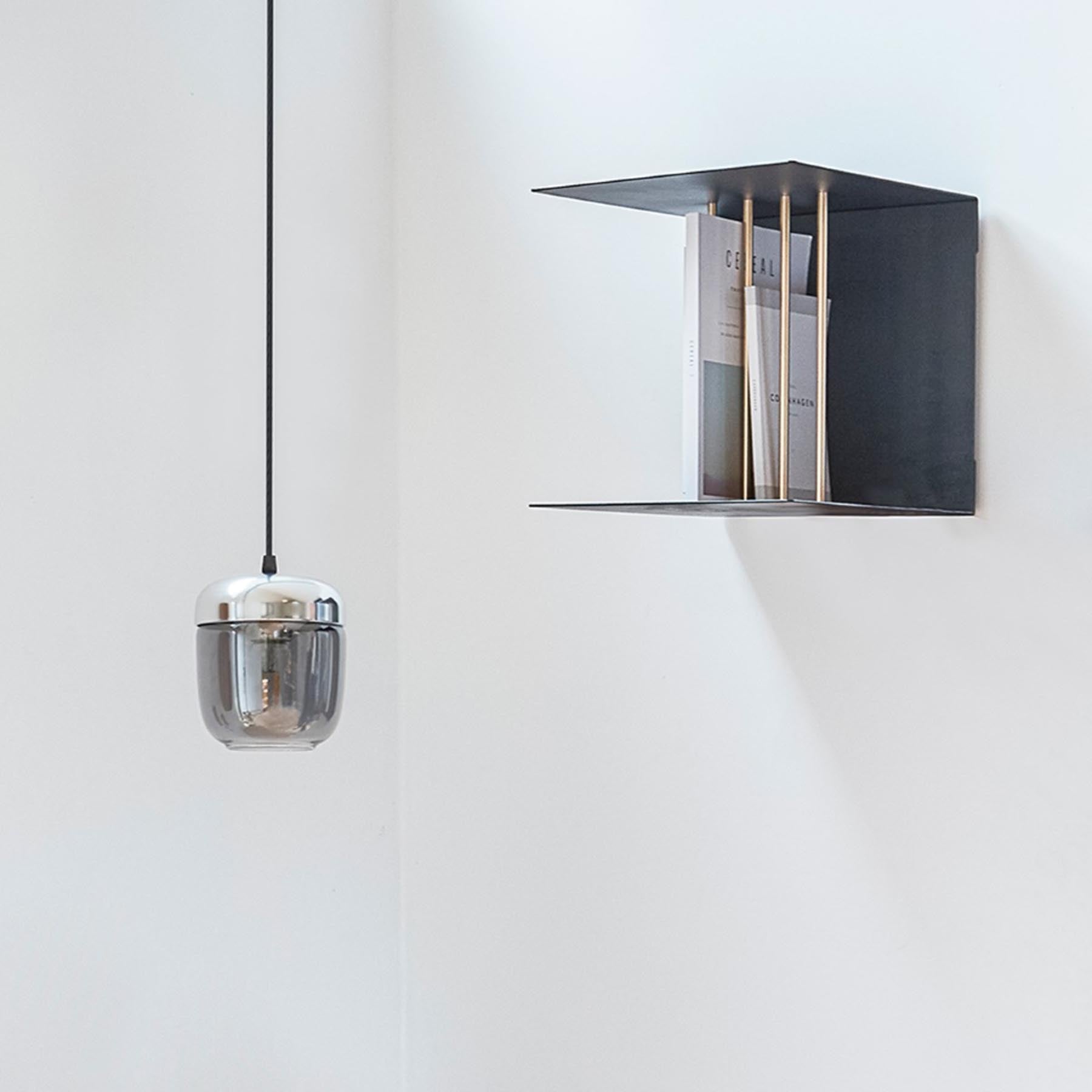 Eleganter Acorn Lampenschirm in Smoked Steel, ideal für stilvolle Beleuchtung und modernes Interieur, präsentiert von Umage.