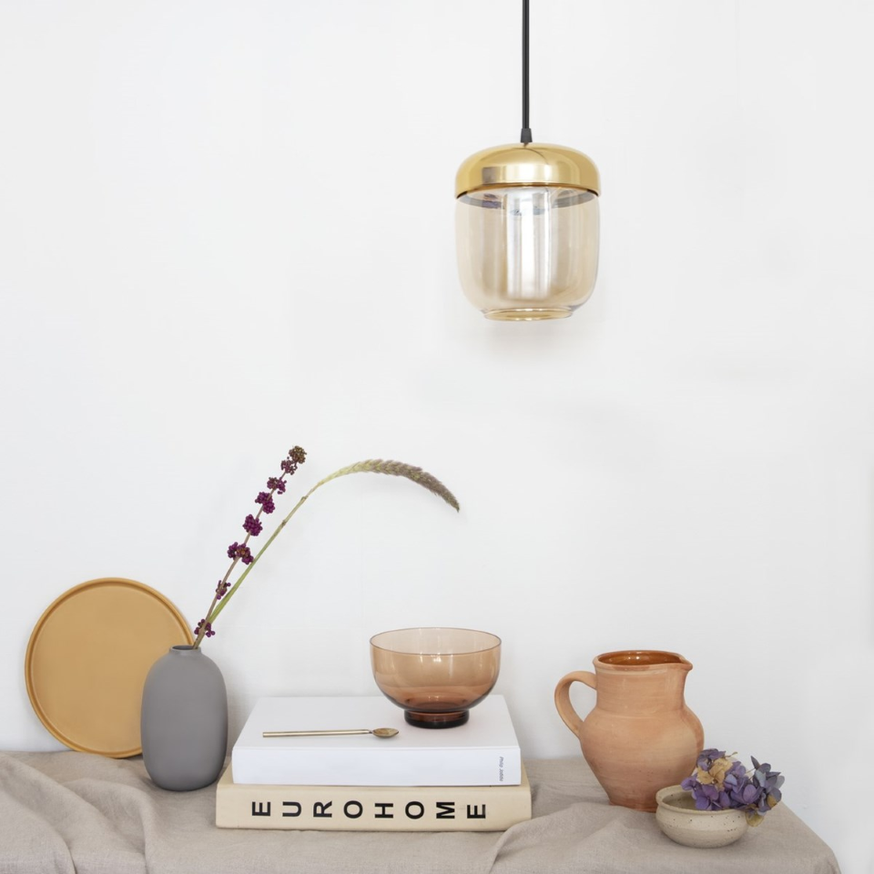 Eleganter Acorn Lampenschirm in warmem Amber Brass, ideal für stimmungsvolle Beleuchtung und zeitgemäße Inneneinrichtung.
