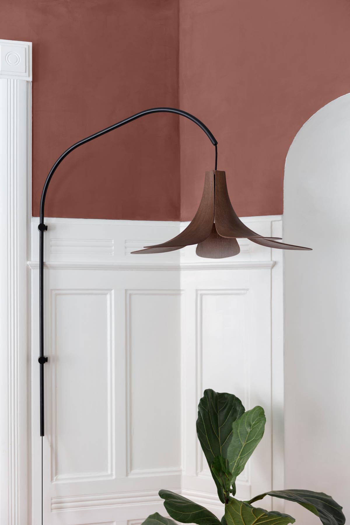 Eleganter Lampenschirm im Jazz-Stil aus edler Eiche, ideal für stimmungsvolle Beleuchtung in zeitgemäßen Wohnräumen.