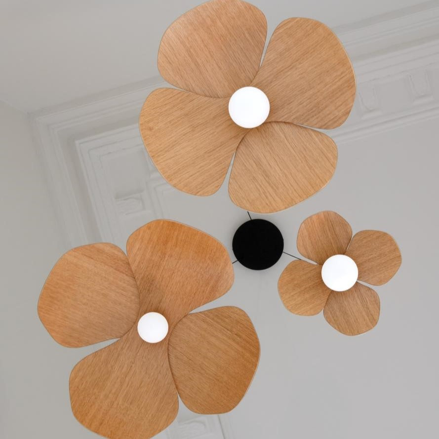 Eleganter Forget Me Not Lampenschirm von Umage, der mit seinem floralen Design eine einladende Atmosphäre schafft.