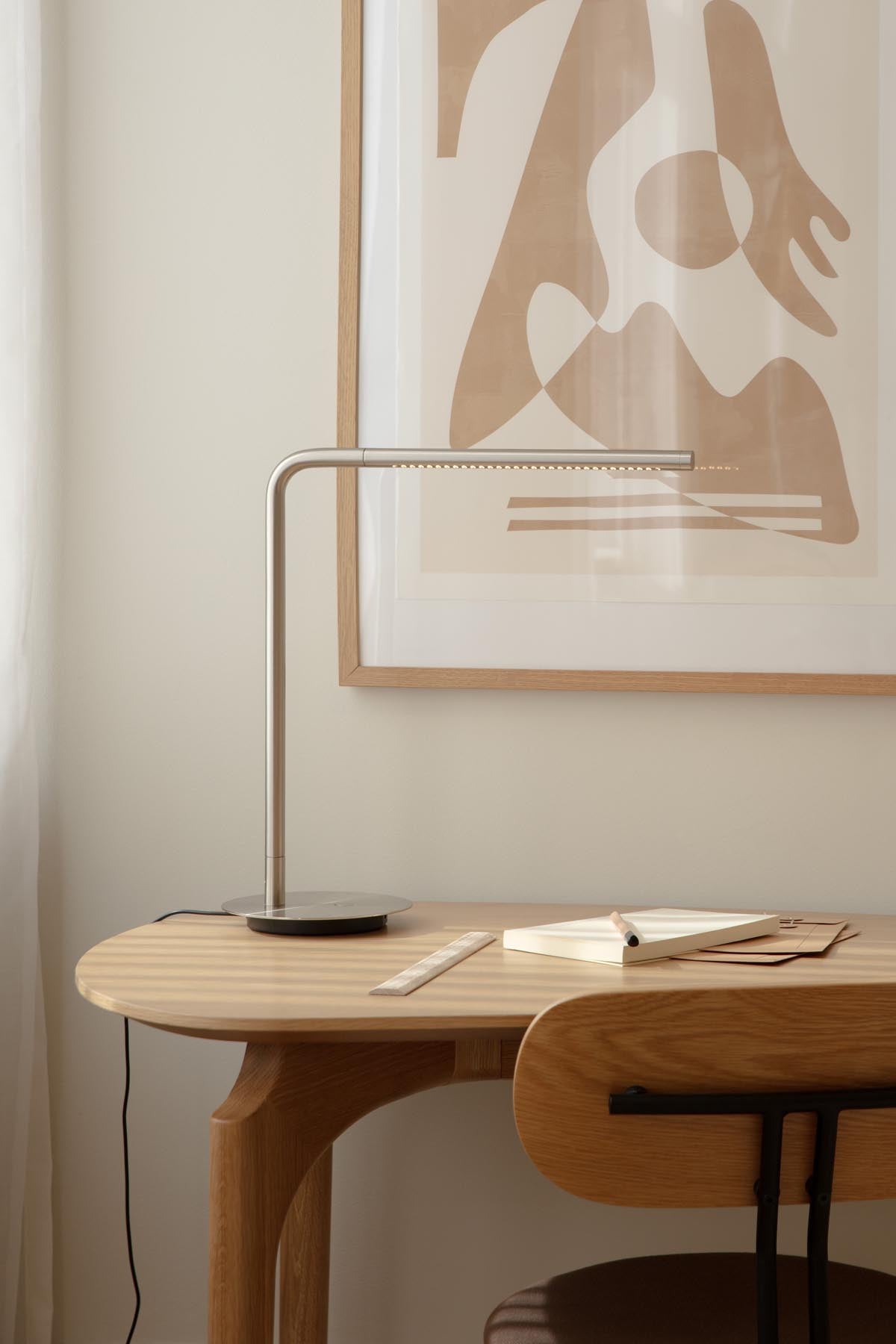Moderne Omni Tischlampe von Umage aus gebürstetem Stahl, die jedem Raum einen Hauch von Eleganz und zeitgemäßem Stil verleiht.