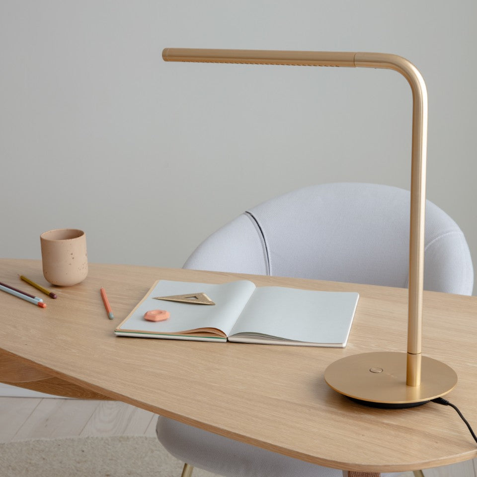 Moderne Omni Tischlampe von Umage, gefertigt aus hochwertigem Messing, bringt zeitlose Eleganz und warmes Licht in Ihr Zuhause.