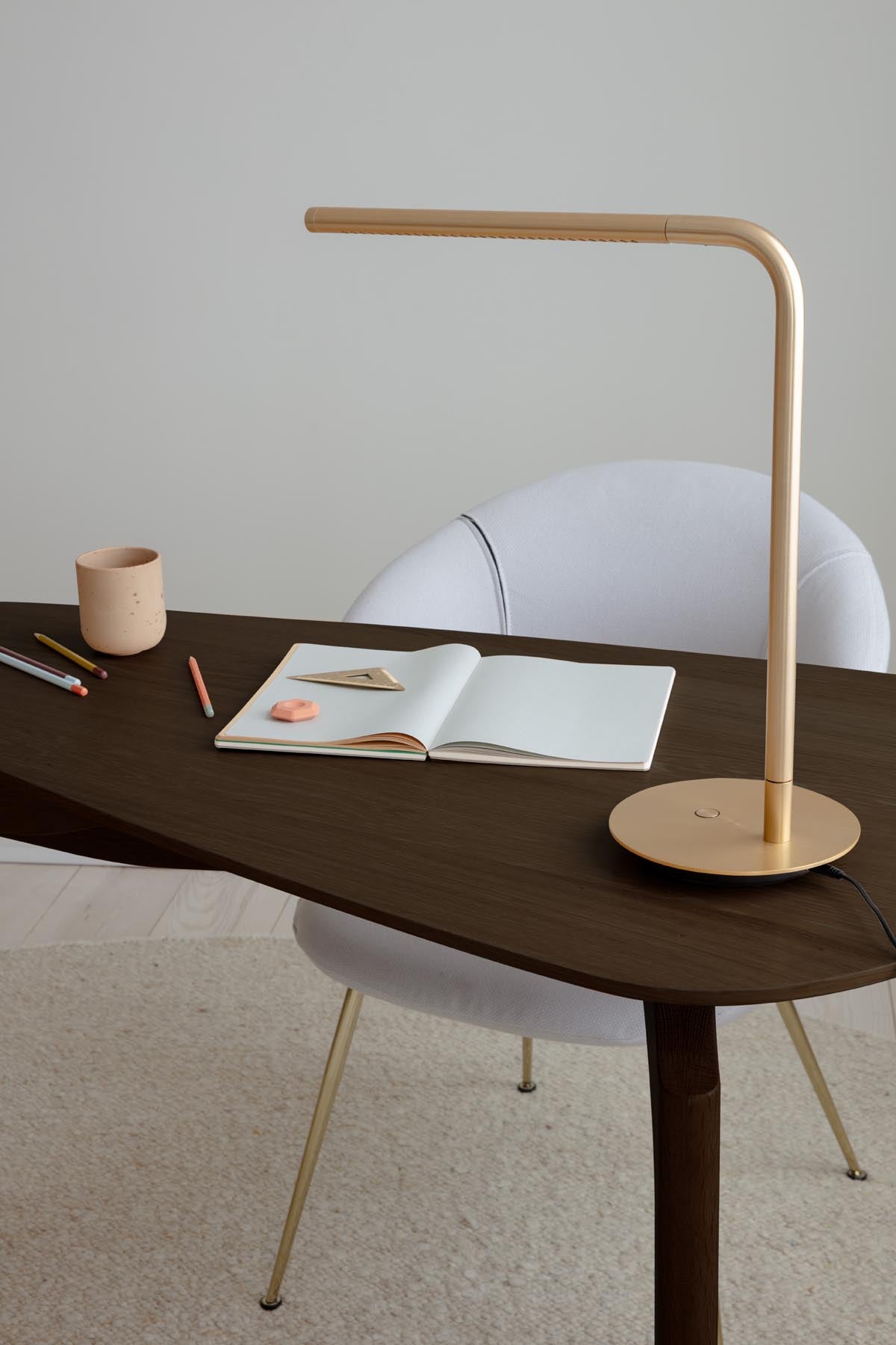 Elegante Omni Tischlampe von Umage, gefertigt aus hochwertigem Messing, ideal für eine gemütliche Atmosphäre in jedem Wohnraum.