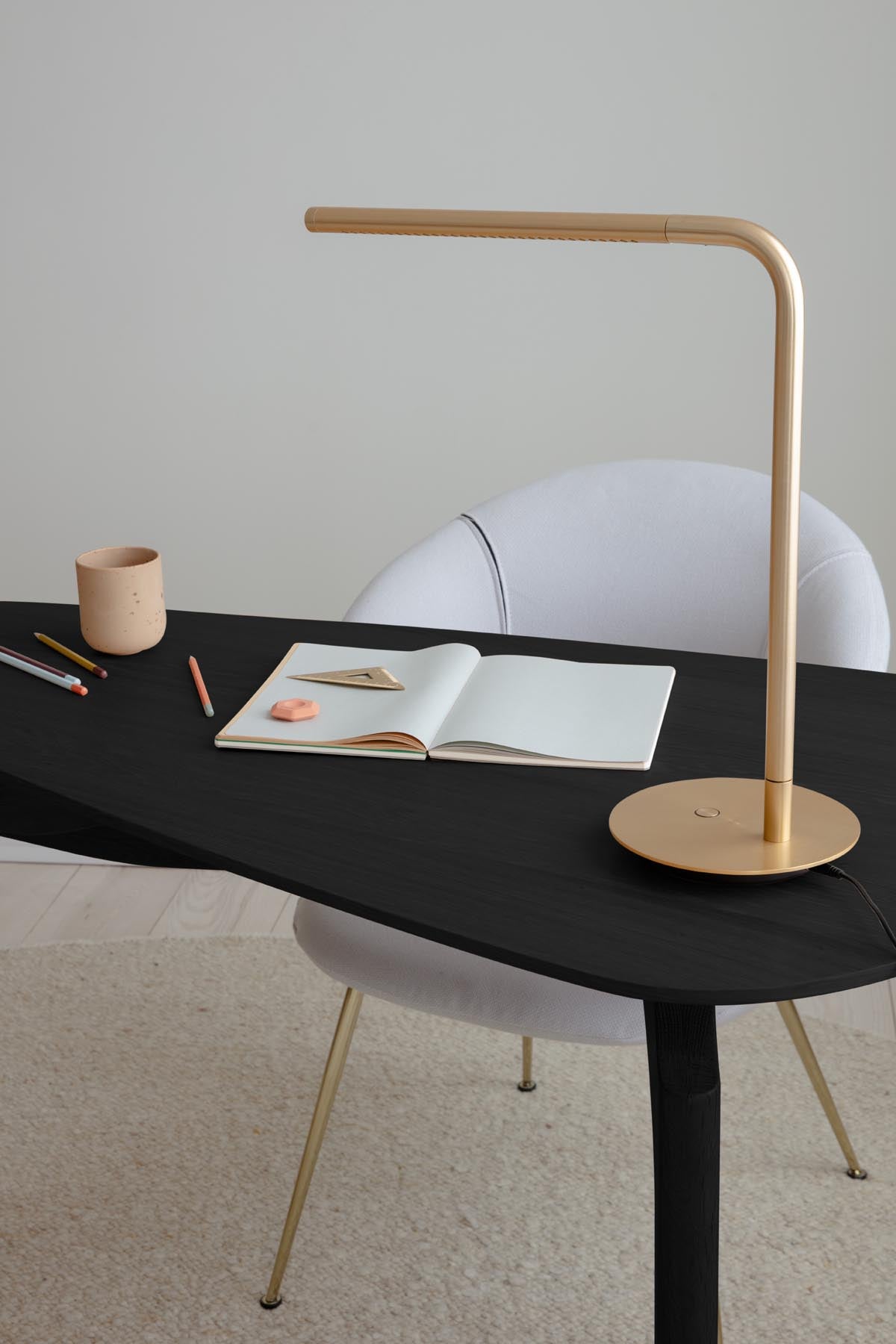 Elegante Omni Tischlampe von Umage, gefertigt aus hochwertigem Messing, ideal für eine gemütliche Atmosphäre in jedem Raum.