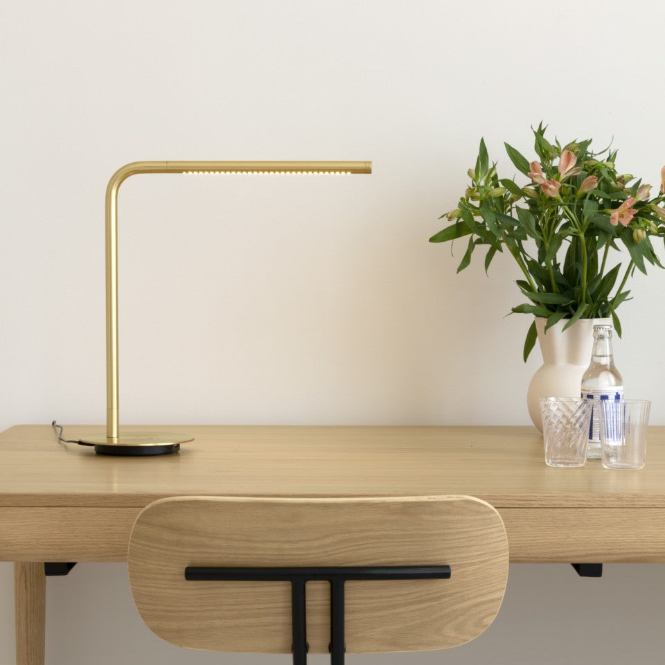 Stilvolle Omni Tischlampe von Umage, aus edlem Messing, perfekt für stimmungsvolle Beleuchtung und modernes Interieur.
