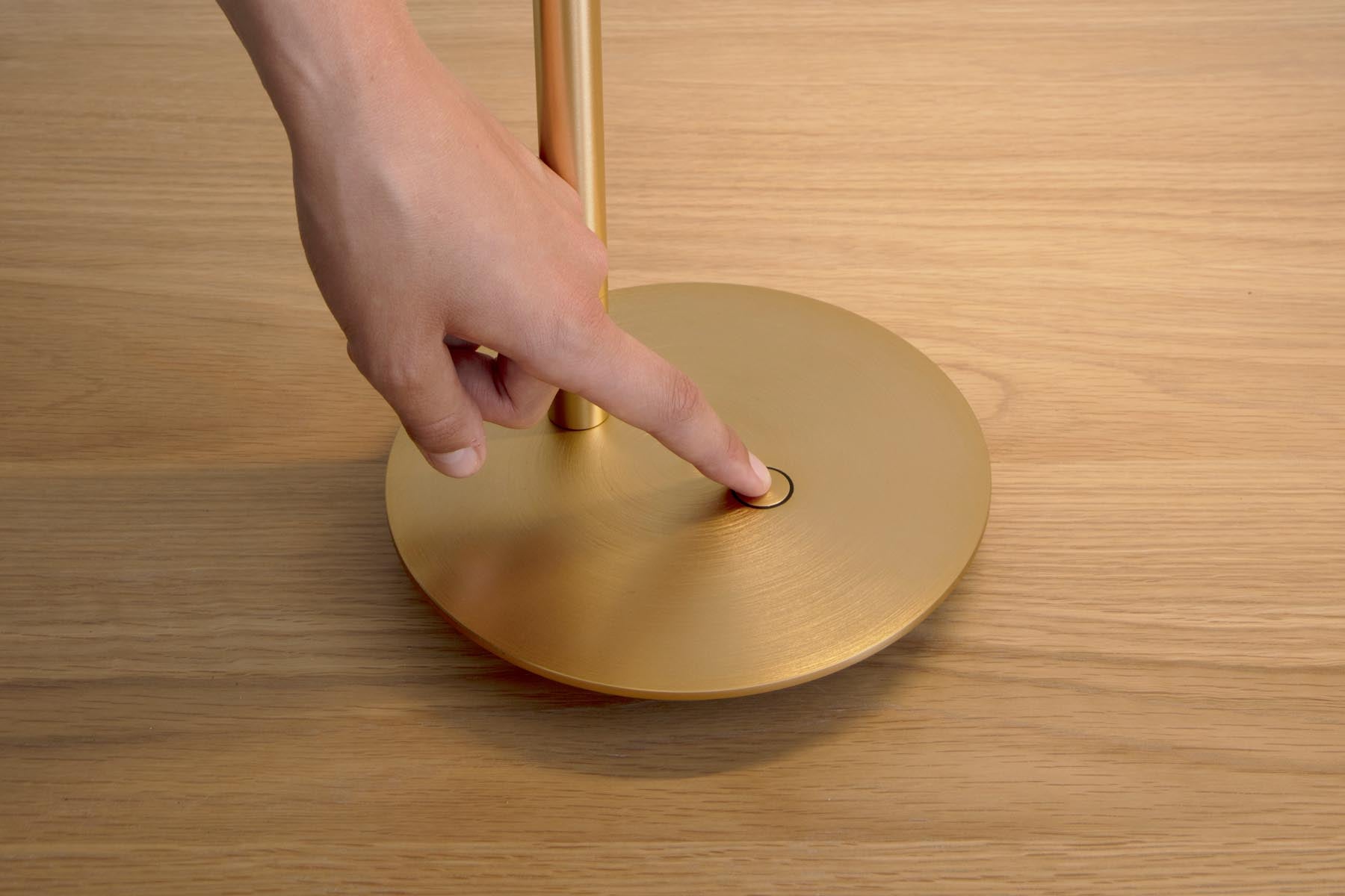 Elegante Omni Tischlampe von Umage, gefertigt aus hochwertigem Messing, ideal für eine gemütliche Atmosphäre in jedem Raum.