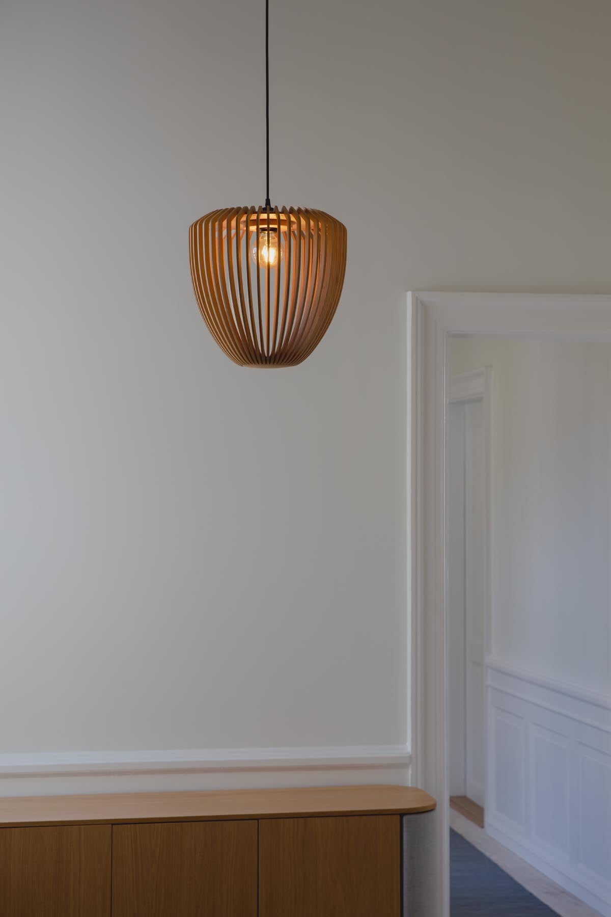Eleganter Clava Wood Lampenschirm von Umage in Eiche, ideal für stilvolle Pendelleuchten und moderne Wohnräume.