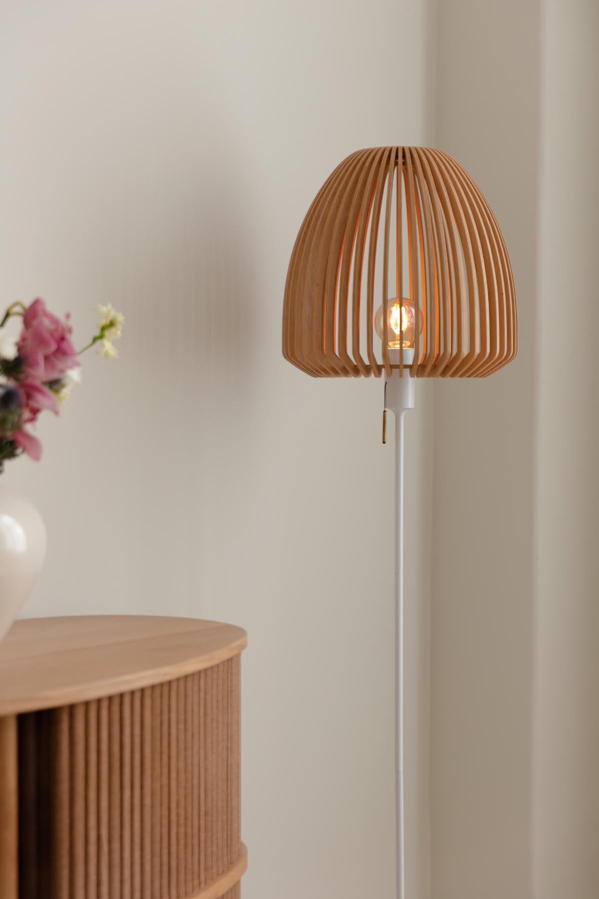 Eleganter Pendelleuchten-Lampenschirm aus hochwertigem Eichenholz, der eine gemütliche Atmosphäre schafft und jeden Raum aufwertet.