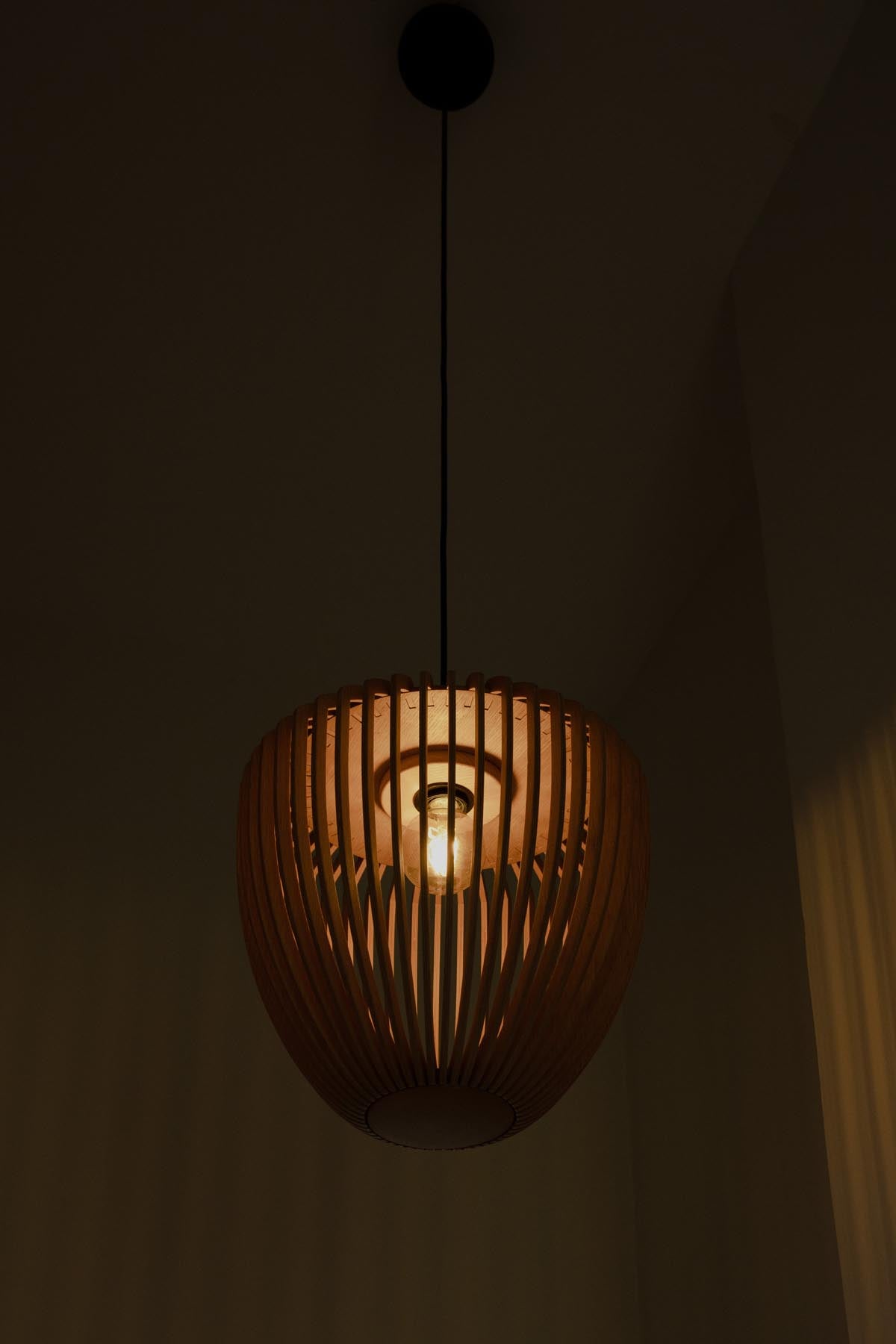 Clava Wood Lampenschirm in Oak präsentiert im Onlineshop von KAQTU Design AG. Pendelleuchte ist von Umage