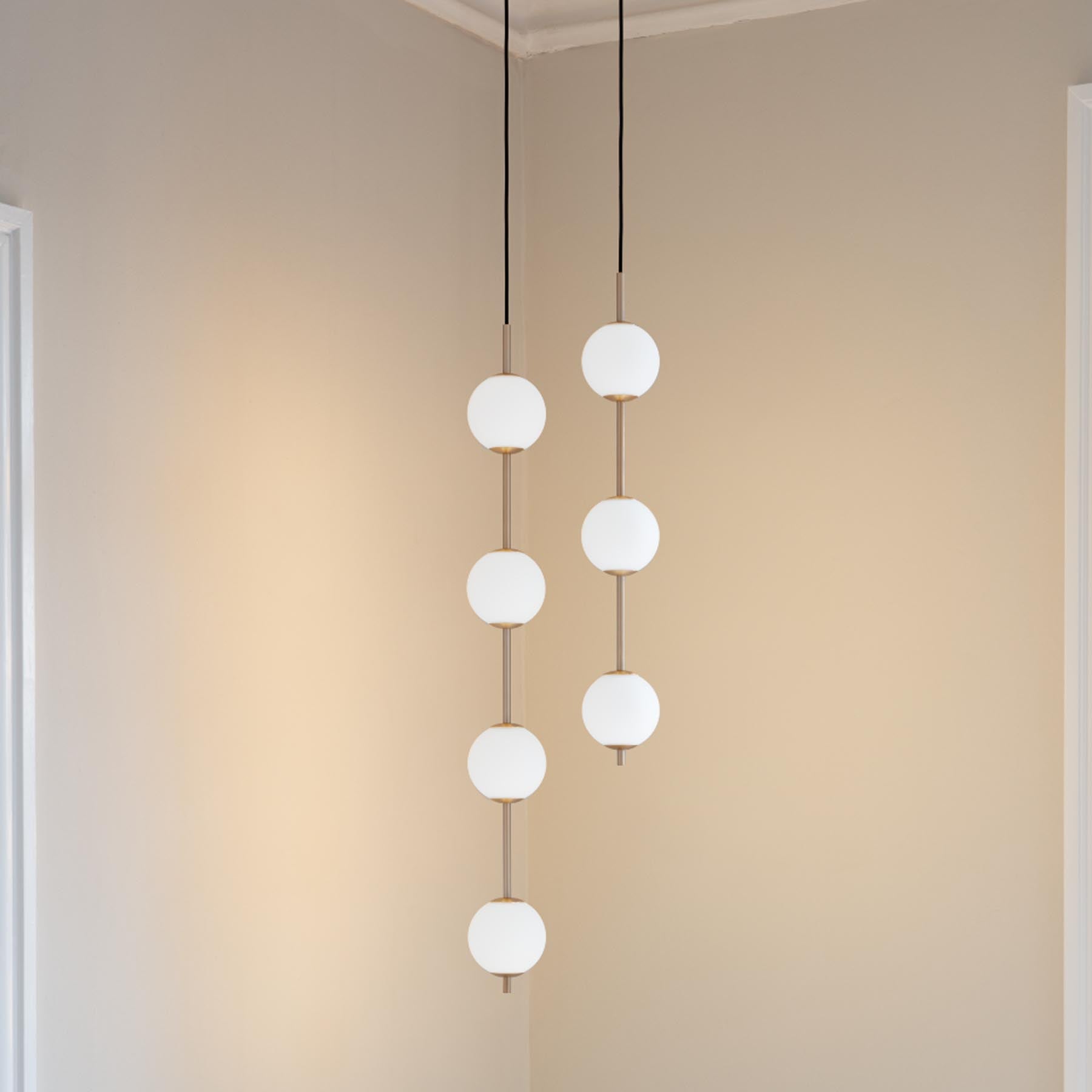 Elegante Audrey Pendellampe 3er in Messing, ideal für stilvolle Beleuchtung in modernen Wohnräumen. Perfekte Kombination aus Design und Funktion.
