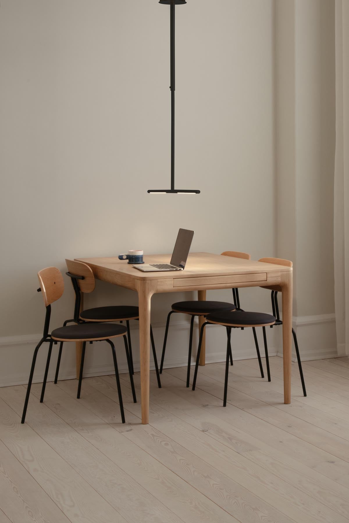Moderne Omni Pendellampe von Umage in Schwarz, perfekt für kreative Raumgestaltungen und gemütliche Lichtakzente.