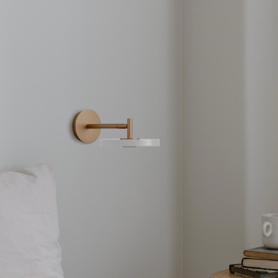 Asteria Wandleuchte short Hardwired in Pearl White präsentiert im Onlineshop von KAQTU Design AG. Wandleuchte ist von Umage