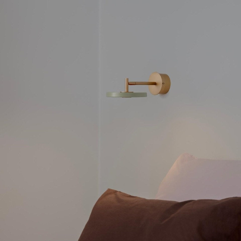 Asteria Wandleuchte short Hardwired in Nuance Olive präsentiert im Onlineshop von KAQTU Design AG. Wandleuchte ist von Umage