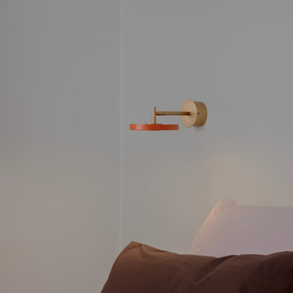 Asteria Wandleuchte short Hardwired in Nuance Orange präsentiert im Onlineshop von KAQTU Design AG. Wandleuchte ist von Umage