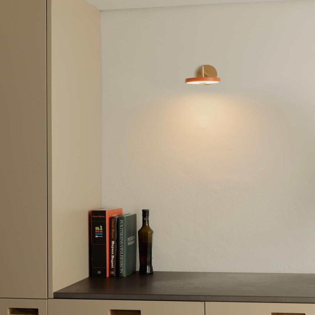 Asteria Wandleuchte short Hardwired in Nuance Orange präsentiert im Onlineshop von KAQTU Design AG. Wandleuchte ist von Umage