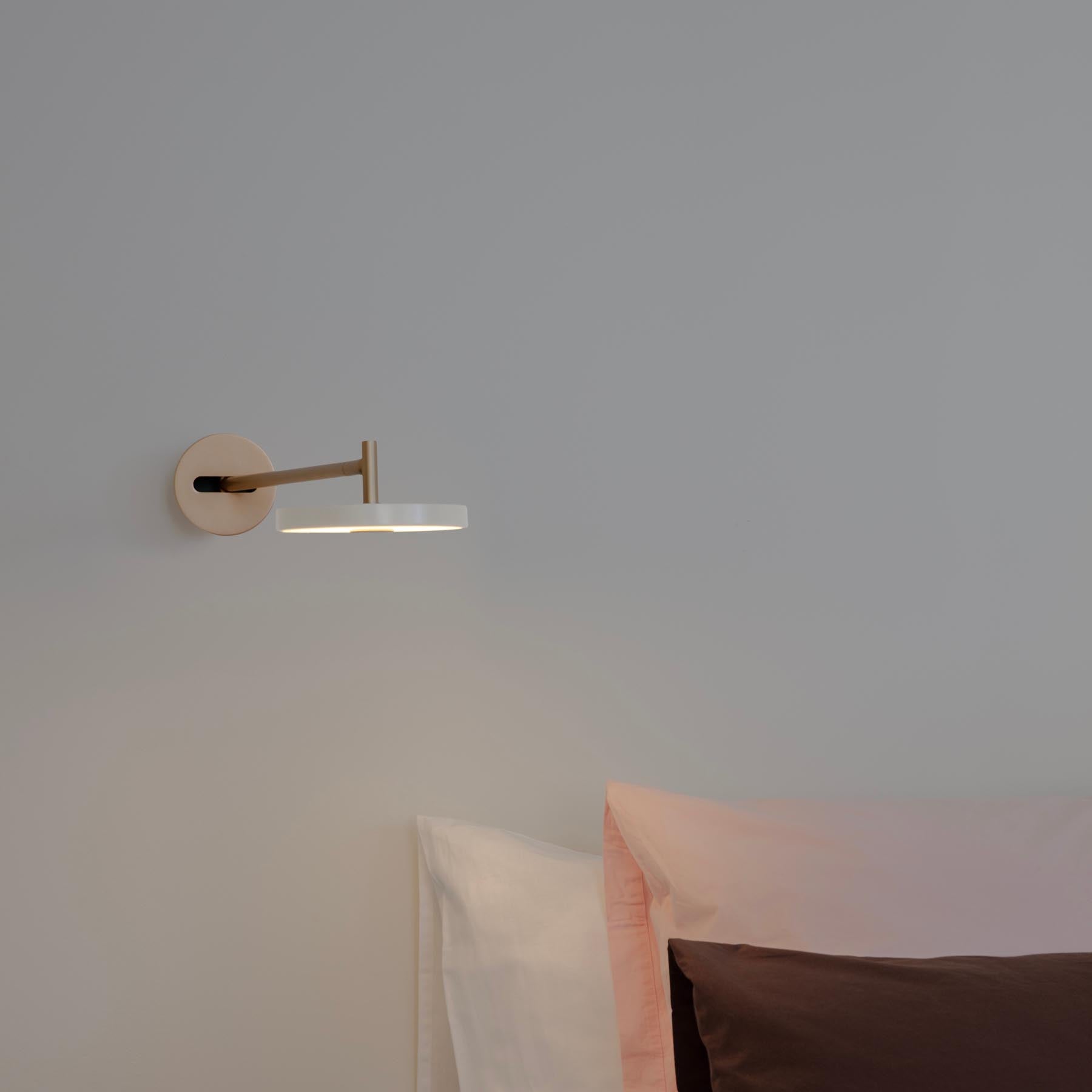 Elegante Asteria Wandleuchte long in Pearl White mit Kabel, ideal für stilvolle Akzente in jedem Raum.