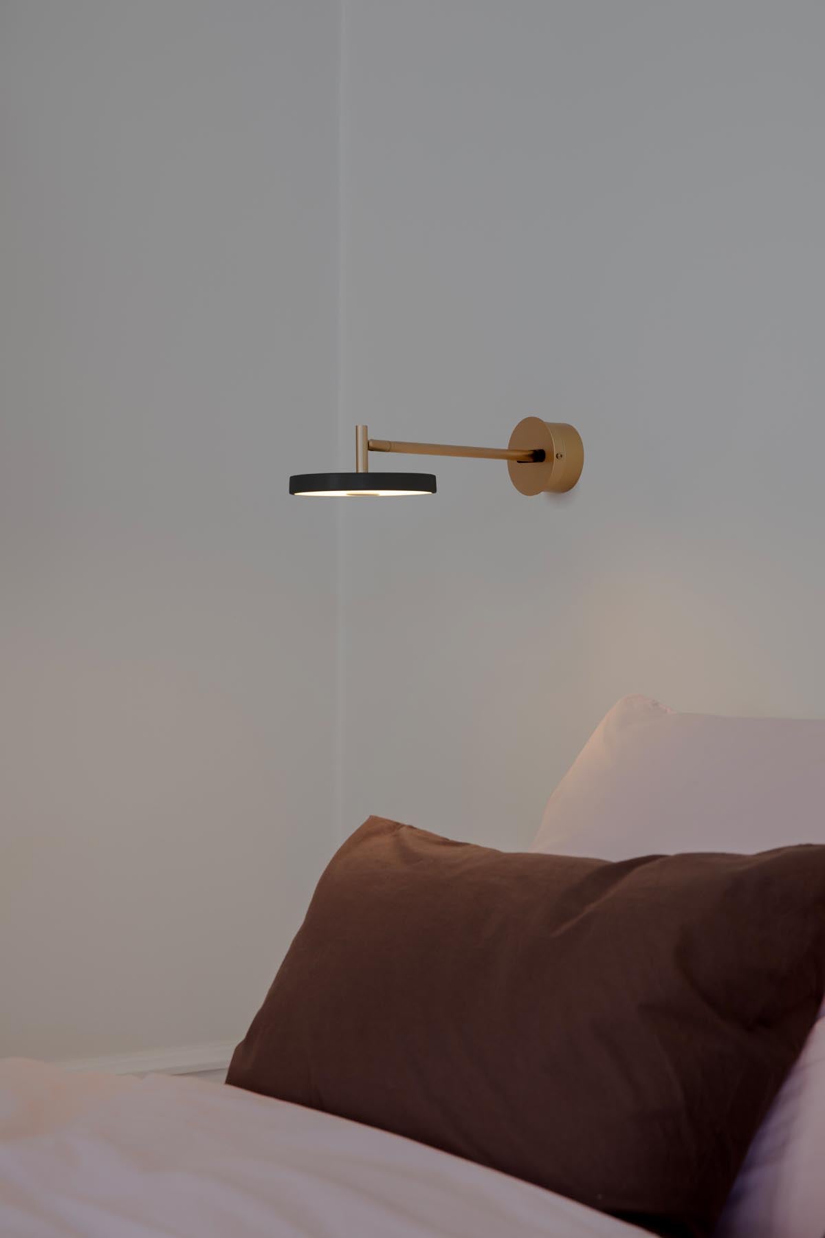 Wandleuchte Asteria long Hardwired von Umage, flach und länglich an der Wand montiert